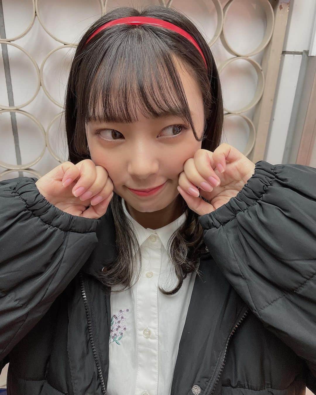 山田寿々のインスタグラム：「﻿ ﻿ ハッピーバレンタイン🍫💝﻿ 皆さんいかがお過ごしでしたか〜？＾＾﻿ ﻿ 私はだーーーいすきなお寿司を食べました🍣幸せ﻿ ﻿ そいえば、髪色を変えてイヤリングカラー入れました🥺💥﻿ 可愛い…可愛すぎる…❤️色落ちも楽しみですっ﻿ ﻿ いつもありがとうございます🥰🥰﻿ ﻿ #happyvalentine #🍫  #イヤリングカラー #airosaka #niceclaup #カチューシャ ❤️❤️」