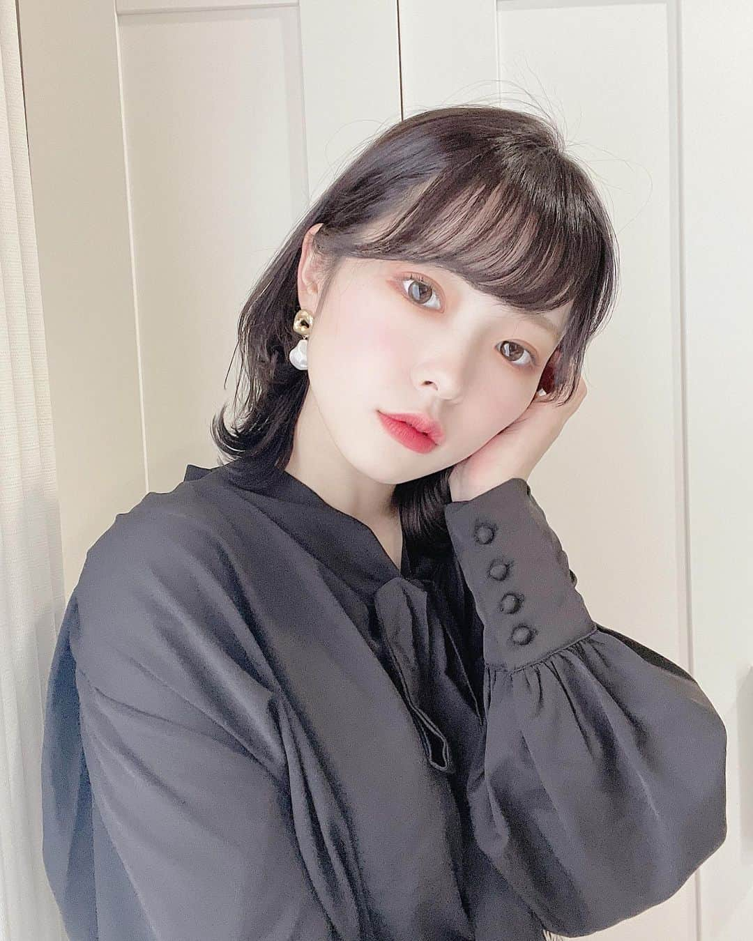 橋本紗奈さんのインスタグラム写真 - (橋本紗奈Instagram)「hair change💇🏻‍♀️ . . バサっときって髪色暗くしました🖤 人生で1番短いかも？ どうでしょうか？🙋🏻‍♀️ . . 見慣れなくてかつら感凄い🧑🏻‍🦱 . #ヘアカラー #ヘア #ヘアアレンジ #ヘアトレンド #ミディアム #ボブ #ボブアレンジ #ボブアレンジ #黒髪 #ダークブラウン #就活ヘア #黒髪ボブ #黒髪ミディアム #2021hair #黒コーデ #黒髪ショート #ショート #ショートヘア #ショートスタイル #ショートボブ」2月14日 20時14分 - hashimoto_sana