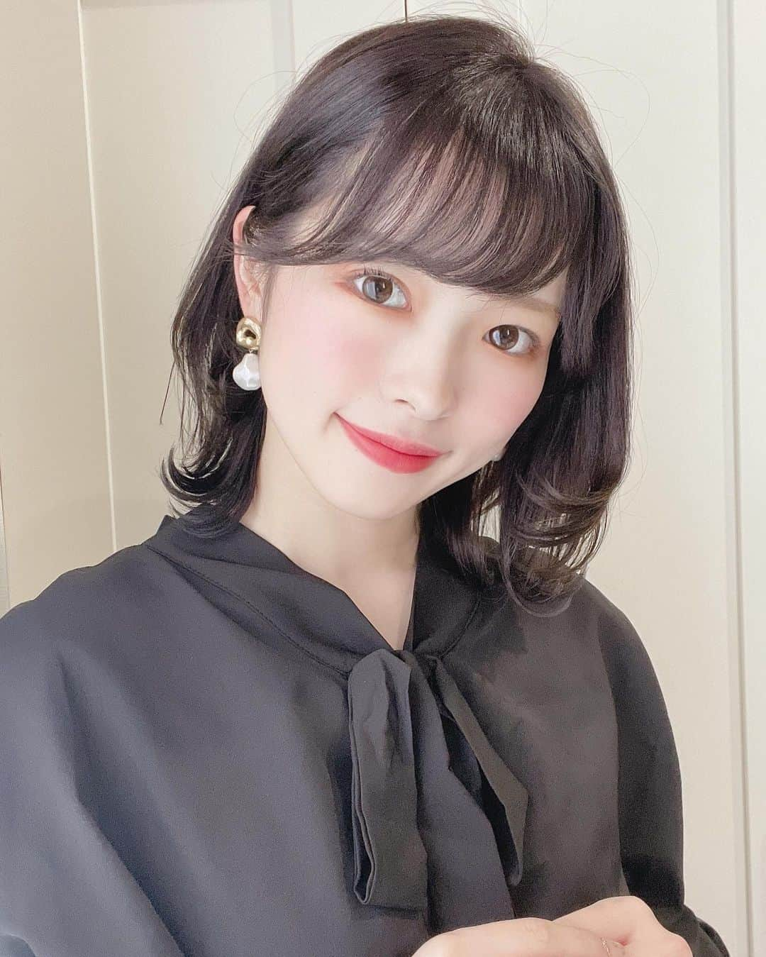 橋本紗奈さんのインスタグラム写真 - (橋本紗奈Instagram)「hair change💇🏻‍♀️ . . バサっときって髪色暗くしました🖤 人生で1番短いかも？ どうでしょうか？🙋🏻‍♀️ . . 見慣れなくてかつら感凄い🧑🏻‍🦱 . #ヘアカラー #ヘア #ヘアアレンジ #ヘアトレンド #ミディアム #ボブ #ボブアレンジ #ボブアレンジ #黒髪 #ダークブラウン #就活ヘア #黒髪ボブ #黒髪ミディアム #2021hair #黒コーデ #黒髪ショート #ショート #ショートヘア #ショートスタイル #ショートボブ」2月14日 20時14分 - hashimoto_sana