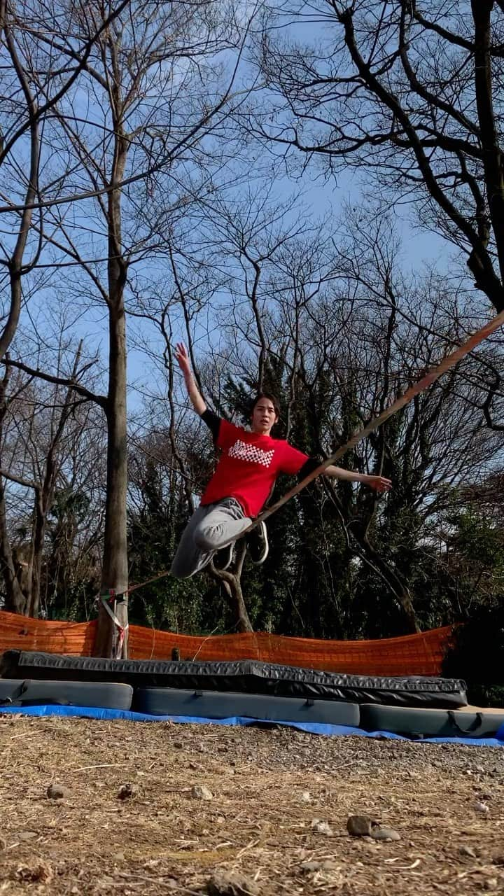 福田恭巳のインスタグラム：「#dynamite   @jeeprealgames  @gibbonslacklines  @gibbonjapan  @karadafactory  @m_urayasu.koide   #スラックライン #slackline #slacklife #gibbonslacklines #ジープ #jeep #JeepRealGames #ThePowerofReal #jeep_real  #yukimi #福田恭巳 #ママアスリート #女の子ママ #産後ダイエット #子どものいる暮らし  #体幹トレーニング #バランス #ヨガ #ピラティス」