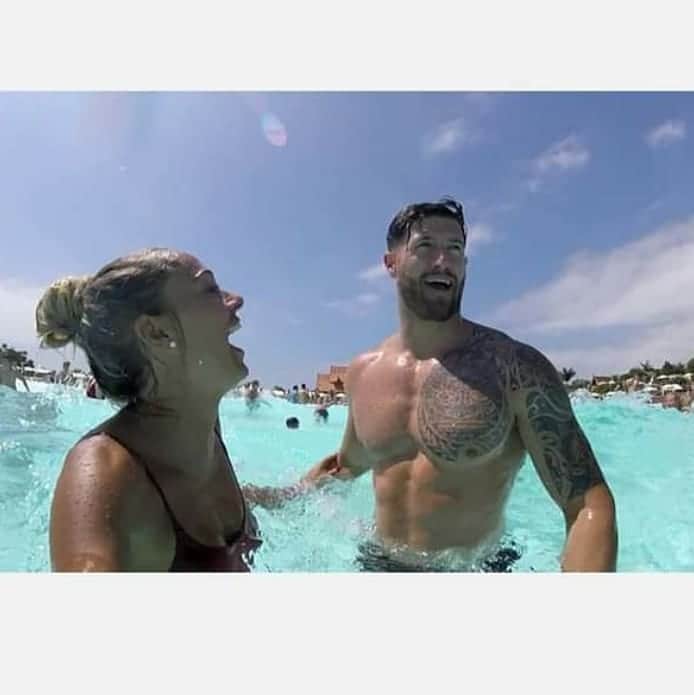 トニア・コーチのインスタグラム：「💙HVD❤  😆 laughing as always 😆  @jordanadammaycock  #valentines  #holiday  #laughter  #couple」