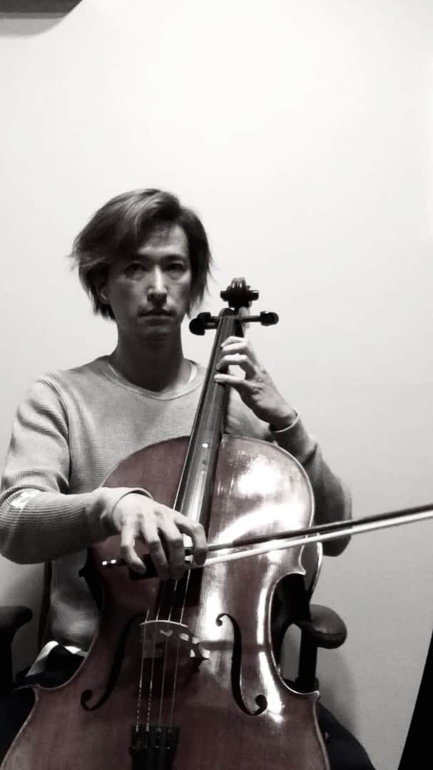 秋山真太郎のインスタグラム：「188日目✨Day188✨ If a 38-year-old man who can't read musical score suddenly starts playing the cello🎻 #チェロ#cello#첼로#클래식#minuets#bach#メヌエット#バッハ」