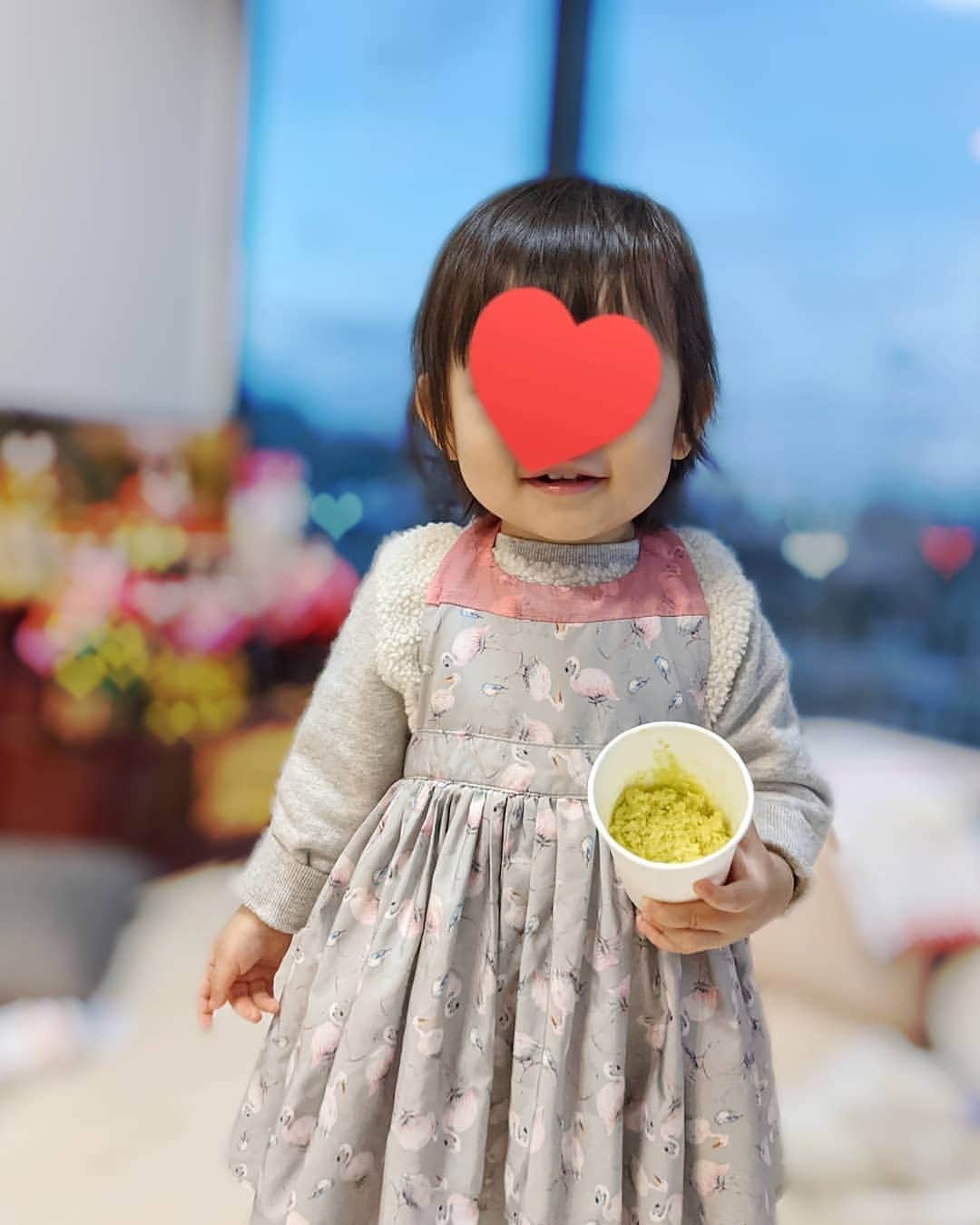 小野恵美のインスタグラム：「ハッピーバレンタイン💝  今年は1歳4ヶ月の娘とクッキング💕  離乳食用のホットケーキミックスでカップケーキづくり🧁  パパのはチョコを入れてほろ苦にしましたよ❤ 混ぜるのもイチゴのトッピングも頑張ってくれました😆👏🍓  「どーぞっ！」と言ってパパに渡す娘🤭みんなでパクパク👨‍👩‍👧 パパはとーっても幸せそうでした😍  #バレンタイン #手作り #1歳 #1歳女の子 #1歳4ヶ月 #女の子ママ #女の子ベビー #初めてのクッキング」
