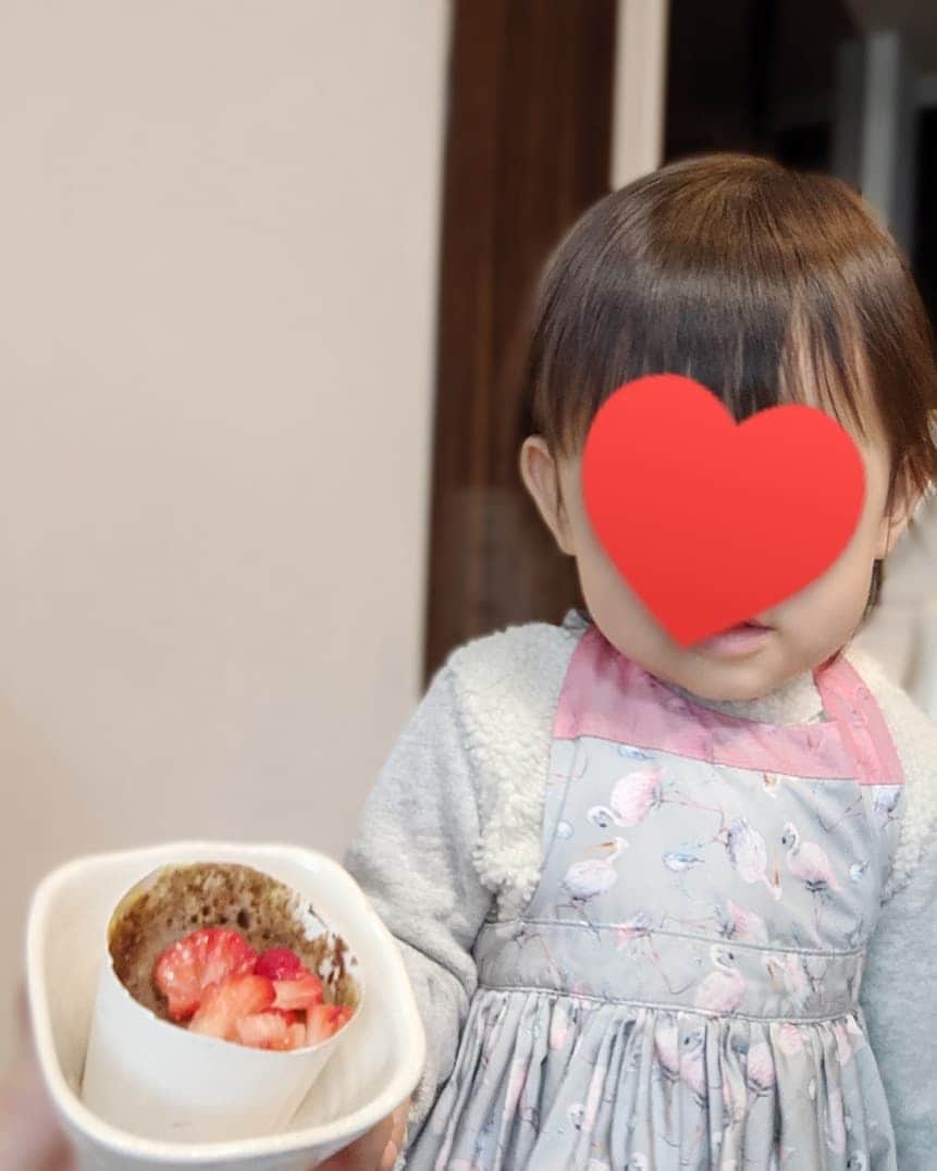 小野恵美さんのインスタグラム写真 - (小野恵美Instagram)「ハッピーバレンタイン💝  今年は1歳4ヶ月の娘とクッキング💕  離乳食用のホットケーキミックスでカップケーキづくり🧁  パパのはチョコを入れてほろ苦にしましたよ❤ 混ぜるのもイチゴのトッピングも頑張ってくれました😆👏🍓  「どーぞっ！」と言ってパパに渡す娘🤭みんなでパクパク👨‍👩‍👧 パパはとーっても幸せそうでした😍  #バレンタイン #手作り #1歳 #1歳女の子 #1歳4ヶ月 #女の子ママ #女の子ベビー #初めてのクッキング」2月14日 20時18分 - onoemi_official