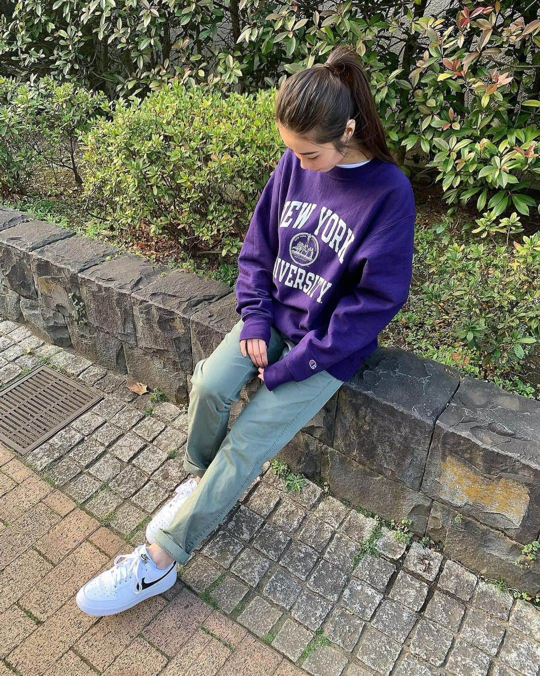 柿崎裕美のインスタグラム：「お散歩してたら外国人の方に｢ボクソコノダイガクイッテタヨ、ソレドコデカッタノ？｣って話しかけてくれて😆｢シャシントラセテ｣と言われ記念に撮ってもらいました😂笑 ありがとうございました😊 最近手に入れたお気に入りのカレッジトレーナー♡ リバースウィーブはやっぱりいいね👍 フォース1も、お気に入り👟！  写真撮る時だけマスク外しました🙏  #カレッジトレーナー #us #champion #チャンピオン #リバースウィーブ #reversweave #nyu #nike #af1 #ナイキスニーカー」