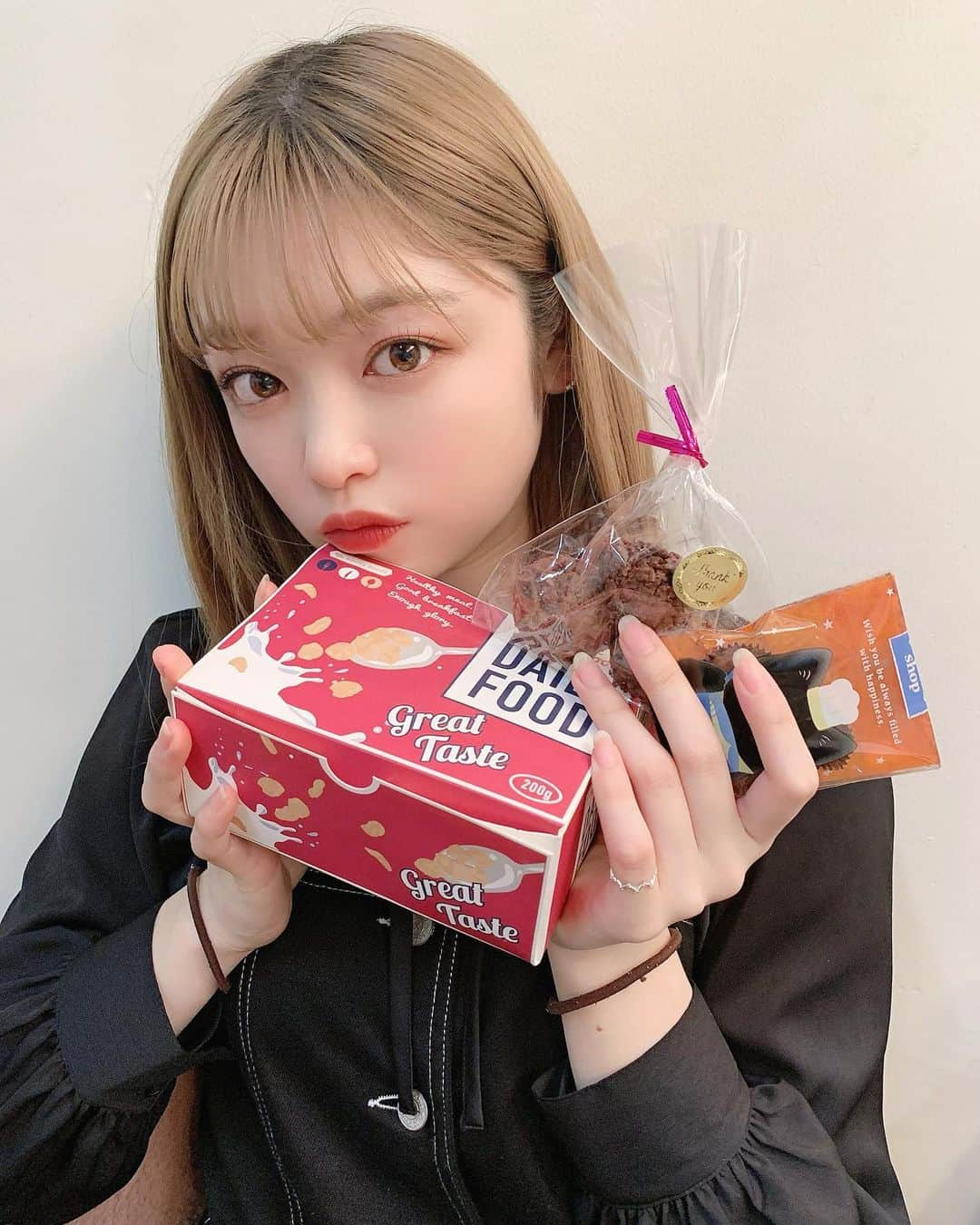 白岡今日花さんのインスタグラム写真 - (白岡今日花Instagram)「Happy Valentine’s Day🍫  今年もメンバーからもらった！ バレンタインたのしー！  #両手に #ゴム #ついてるの #ダサ #😅」2月14日 20時28分 - kyoka_shiraoka