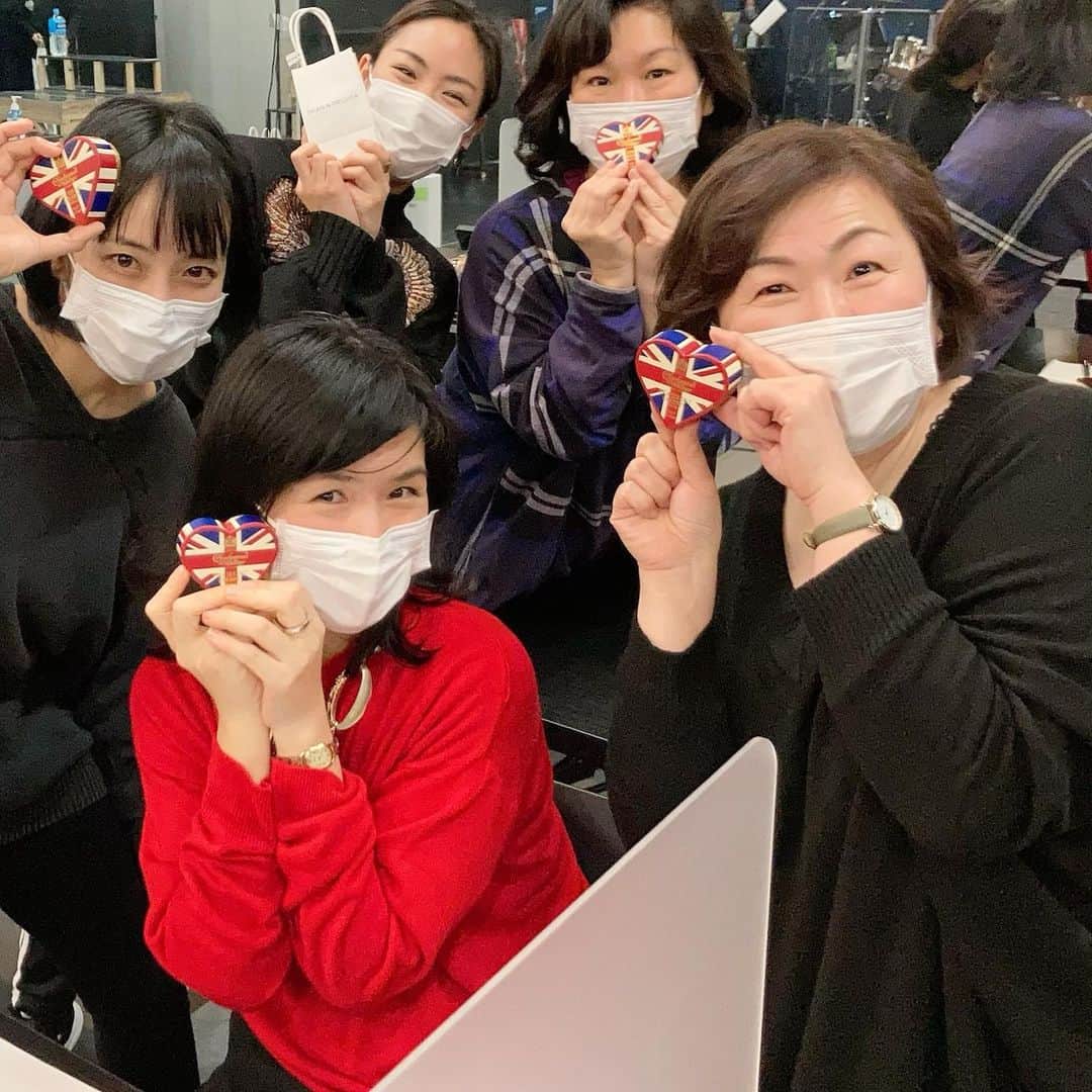 のインスタグラム：「美弥ちゃんにチョコレートを頂きましたー！わーいわーい🥰ありがとう〜！  歌唱指導の南さん、稽古ピアノの伊藤さん、振付助手のめいちゃん、振付＆演出助手のまゆこさん、みんな舞台創りの一員です。  いよいよ開幕までカウントダウン！  #ミヤコレ #miyacollection  #happyvalentinesday」