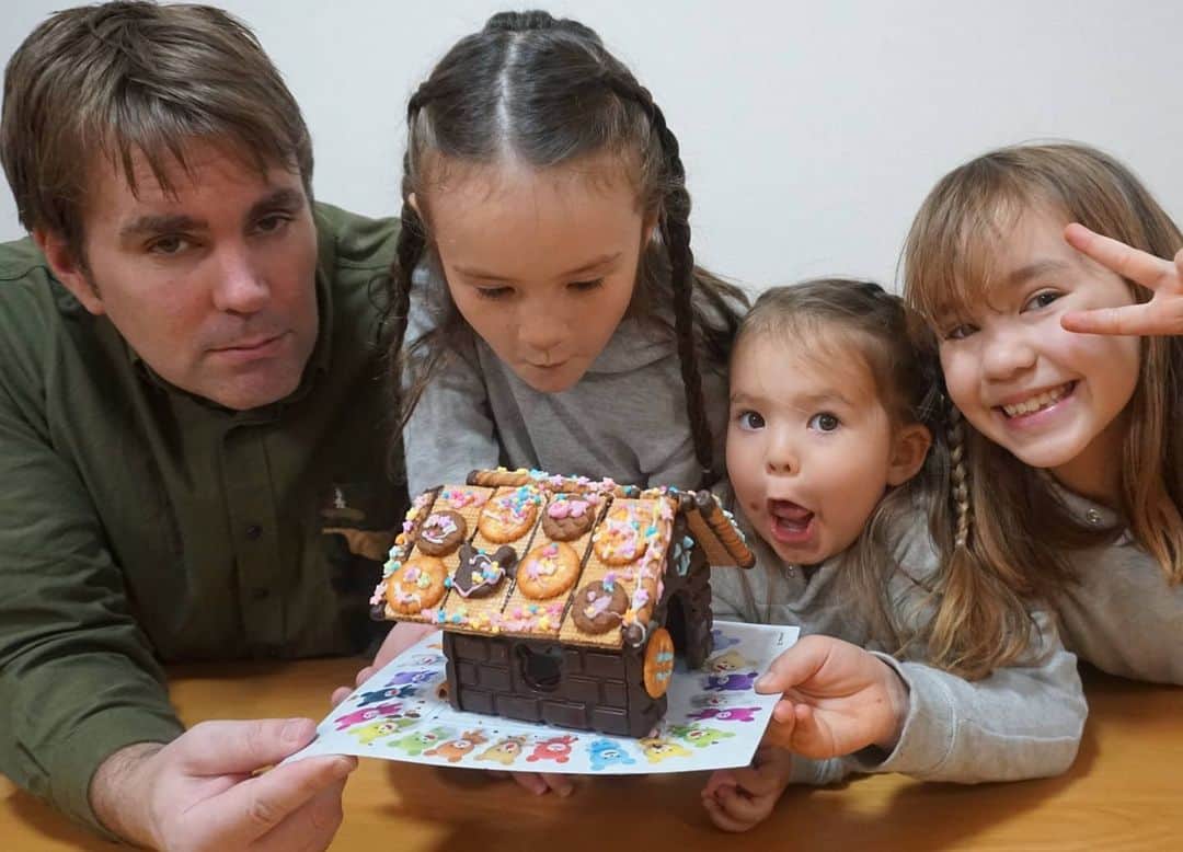ピーチフラワーのインスタグラム：「· ガールズからダディへ初めてのバレンタインの贈り物をしました💖 ガールズのプランはチョコレートのお家を作ってダディを驚かせるというものですが、いつも家にいるダディなので、見つからないように作業をするのが大変でした😅 · このサプライズバレンタインの動画は明日2月15日（月）夜9時からプレミア公開します! · ガールズとお話しながら一緒に動画見ませんか? お時間が合えば、是非是非プレミア公開見に来てください💕 · · #バレンタイン  #サプライズ  #チョコレート大好き #ダディ大好き #プレミア公開 #ピーチフラワー #三姉妹」