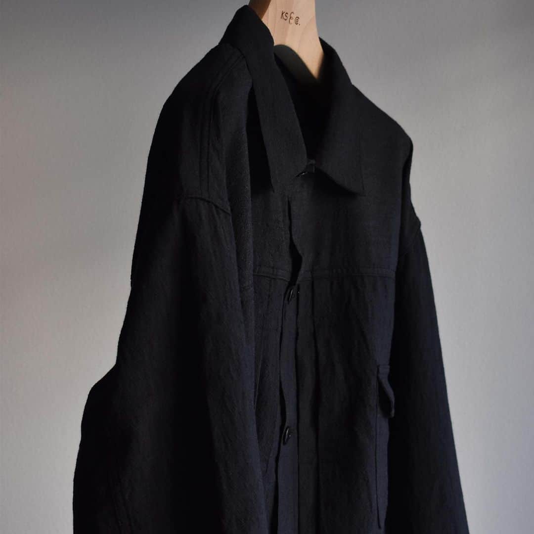 のインスタグラム：「﻿ "Tracker Jacket"﻿ ﻿ CHARCOAL / NAVY﻿ ﻿ 極細繊維のウールと軽く清涼感のあるキッドモヘアを使用したサマーウールブルゾン。﻿ ﻿ スーツ地として使われることが多い生地を生地洗いを施すことでカジュアルに仕上げたリラックスシルエットのトラッカージャケット。﻿ ﻿ 洗いを施すことで更に生地の織りが独特な表情となって現れています。﻿ ﻿ #kaptainsunshine ﻿ #21ss」