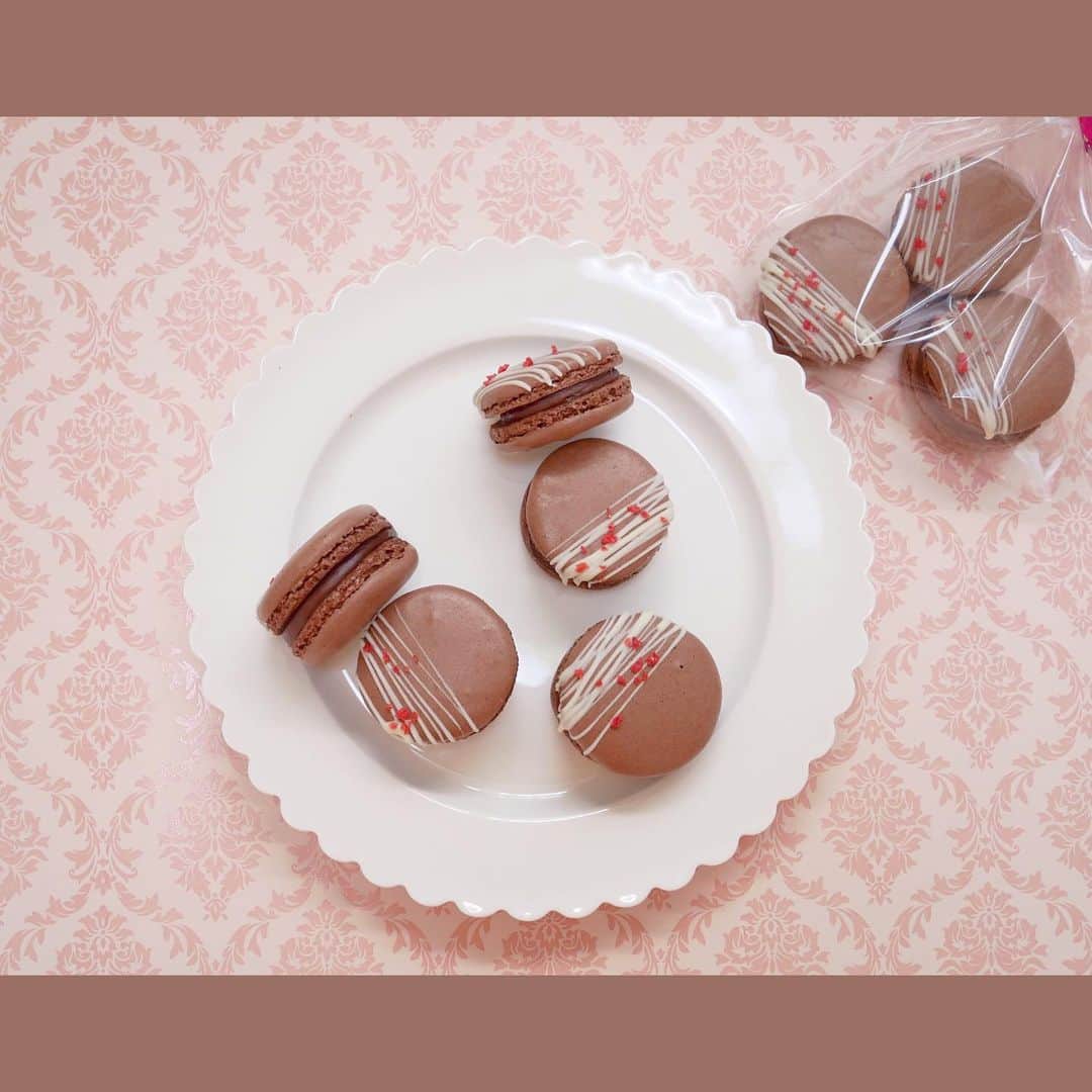 のインスタグラム：「🕊 ハッピーバレンタイン！ 今年のなちゃんさんはマカロンを作りました。 . チョコもらえた？あげた？₍ᐢ.ˬ.ᐢ₎🍫❤︎ . . . #先日もマカロン投稿してましたよね #マカロンアカウントなんですか？ #happyvalentinesday #macaron」