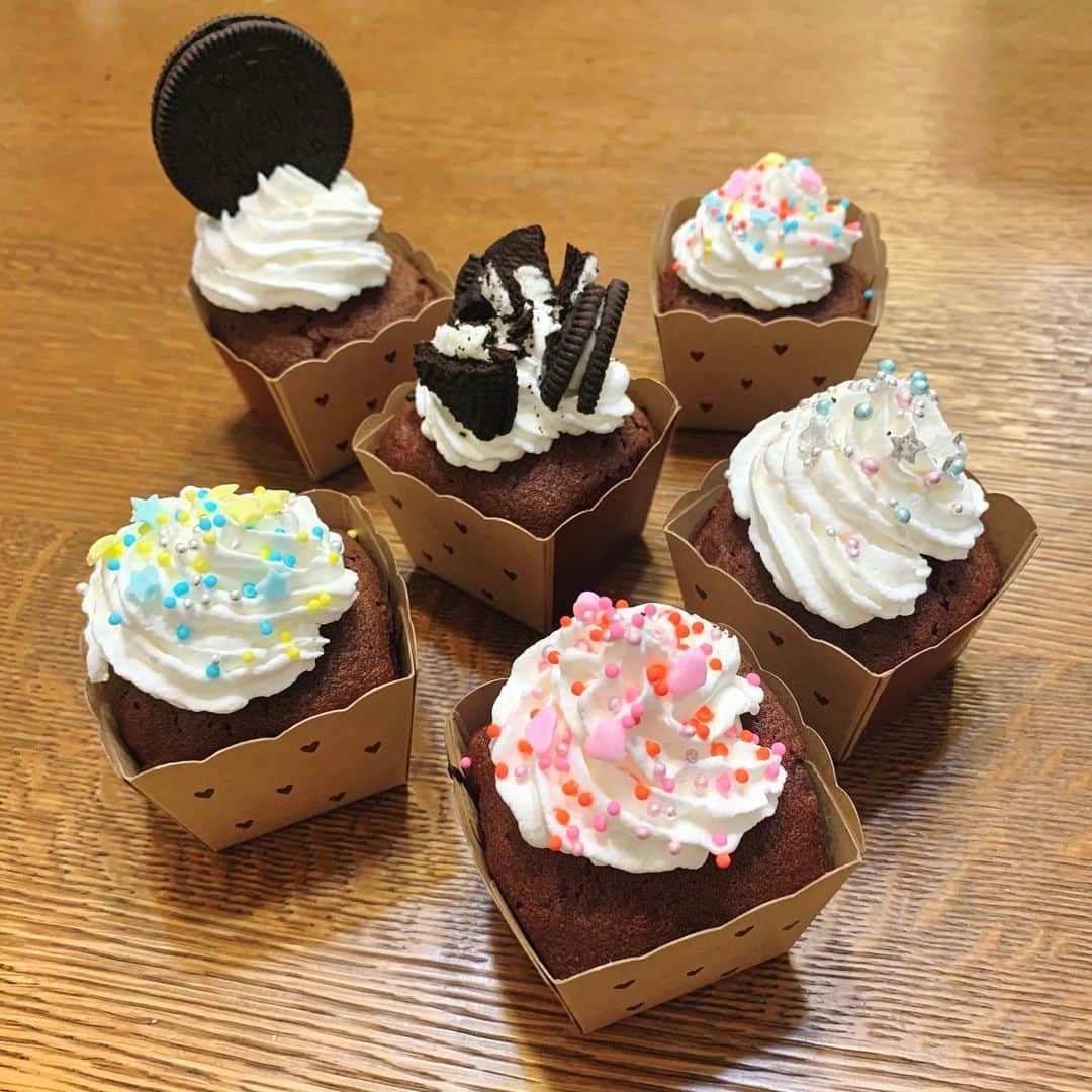 宮田有萌のインスタグラム：「Happy Valentine .｡.:*♡  今年はチョコのカップケーキを作りました(〃ω〃)  1人で作ったわりには上手にできてる気がする……！！  #バレンタイン #手作り #手作りお菓子 #手作りバレンタイン #カップケーキ #チョコレートケーキ #ラストアイドル #宮田有萌」