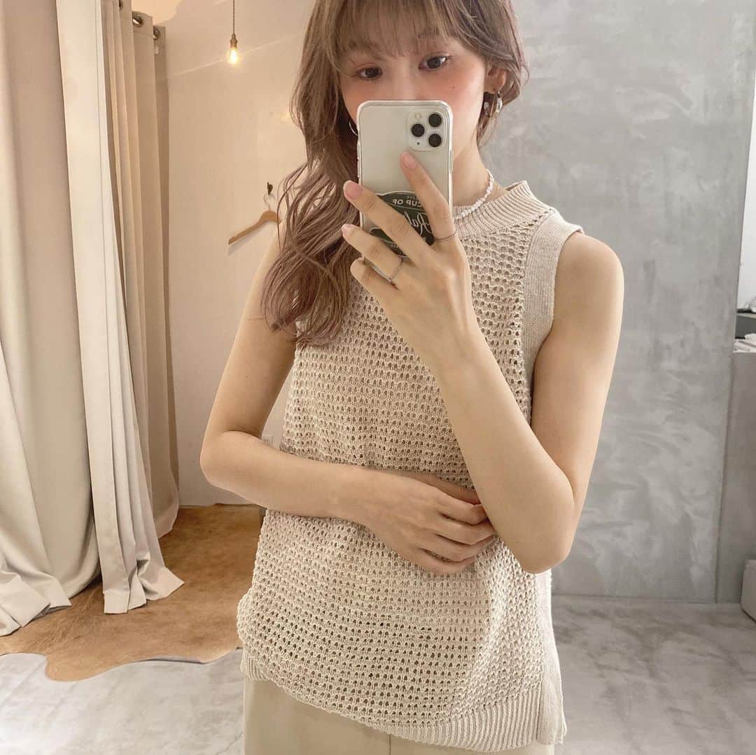 松田 美奈子のインスタグラム：「ネバーエンドリラックスパンツの新色予約したからこれで着れるの楽しみ〜🧚🏻🌿 ユートピアベージュ🦄  完売してたカラーやサイズも再入荷しました👖 @merci__jp   #サスティナブル#サスティナブルファッション」