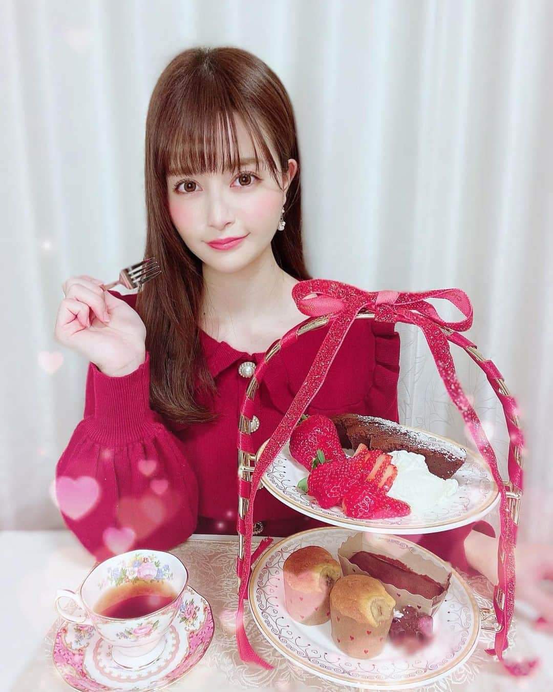 のインスタグラム：「happyValentine💝🍫  おうちでアフターヌーンティー風🫖 手作りしてみたよ♡ (ガトーショコラのはYouTubeに載せてます🍫) . 大雑把なのでどれも簡単にできるやつ( * ॑꒳ ॑*)♡ . #バレンタイン #バレンタイン手作り  #ガトーショコラ #バナナマフィン  #生チョコ #イチゴ #valentine」