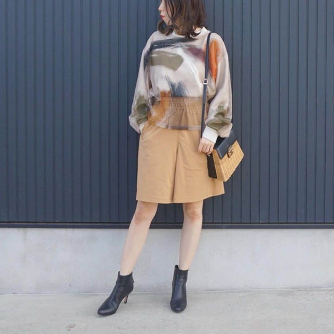 ryuu79hinaのインスタグラム：「#ootd ♡ ・ ・ UNIQLO Uの中で私が可愛いな〜と思ったのは→ ジャージーバミューダショートパンツ♡ ウエストもゴムでめちゃくちゃ楽ちん◎ ・ ・ AMERI×UNIQLO ・ ・ UNIQLOサイトより↓ ━━━━━━━━━━━━━━━ ・アーティスティックディレクターのクリストフ・ルメールが率いるデザインチームが、世界中のファッションと新素材の情報が集まるパリのR&Dセンターとともに、上質なワードローブを追求するコレクション。 ・しなやかな風合いのコットンポリエステルジャージー素材。 ・スポーツ用のショートパンツにインスパイアを受けたジャージー素材のバミューダパンツで、スポーティ過ぎずエレガントな仕上がり。 ・ヴィンテージのスリップスカートにインスパイアされた、ウエストゴム仕様。 ・ショートパンツの快適なはき心地のまま、ゆったりとしたボリューム感を出すことでスカートのような美しいシルエットも楽しめる。 ・カジュアルとスポーティとエレガントが融合することで、より洗練されたパンツが完成。 ・ ・ ━━━━━━━━━━━━━━━ #ユニクロ21春夏何買った#uniqlou#uniqlo#ユニクロ#ユニクロコーデ#ユニジョ#uniqloginza#ロカリ#mineby3mootd#コーデ記録#ママコーデ#大人スタイル#大人カジュアル#大人コーデ#シンプルコーデ#きれいめカジュアル#amerivintage#ペリーコ#コーデ#コーディネート#ファッション#春コーデ#プチプラコーデ」