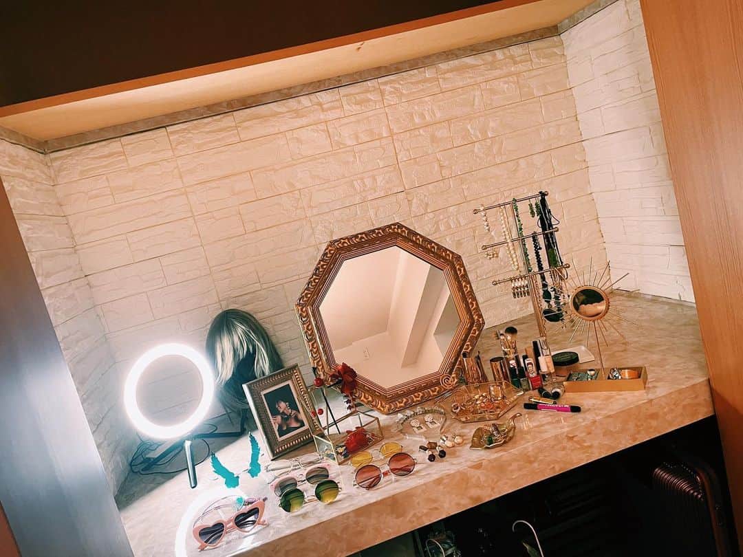 COMA-CHIのインスタグラム：「My D.I.Y dressing table in closet space!! 💜💄🎀 フツーの押し入れに、壁紙貼ったして手作りしたドレッサー❤️お気に入りです😆♬  #diy #diy女子 #dresser #dressingtable #interior #decolation #closet #inmyroom」
