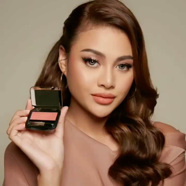 ASHANTY BEAUTY CREAM OFFICIALのインスタグラム：「Temukan promo menarik special Chinese New Year 🛍  Dapatkan produk - produk by Ashanty dengan harga super hemaaaat !!! Yuk langsung geser kekiri untuk melihat promo - promonyaa.  • Dapatkan Produk Korea Kosmetik by Ashanty hanya di @kcosmetics.official  • Temukan Kosemetik by Ashanty hanya di @ashantybeautycosmetics  • Cream perawatan wajah rutin Bunda Ashanty ? Hanya di @ashantyid • Skincare routine Aurelie Hermansyah ? Langsung ke ig @dayskin.official yaa • Anak anak butuh nutrisi yang baik, berikan madu kaya manfaat dari @actorleeminho  • Dapatkan tubuh ideal sehat dan langsing bersama @ash.juice  • Bulu mata super kece favorite Aurelie Hermansyah ? Langsung ke @aurellolycosmetics  • Ingin tampil lebih maksimal ? Gunakan Softlens by @ashantybeautycare.id  • Tubuh lebih sehat dengan rutin konsumsi @afclife_byasix  • Kulit tubuh juga butuh nutrisi, konsumsi kolagen drink by @ashbodycare   Informasi dan pemesanan kamu bisa langsung kunjungi masing - masing IG official atau kamu bisa langsung click link yang sudah tertera di Bio IG @ashantyid 🛍」