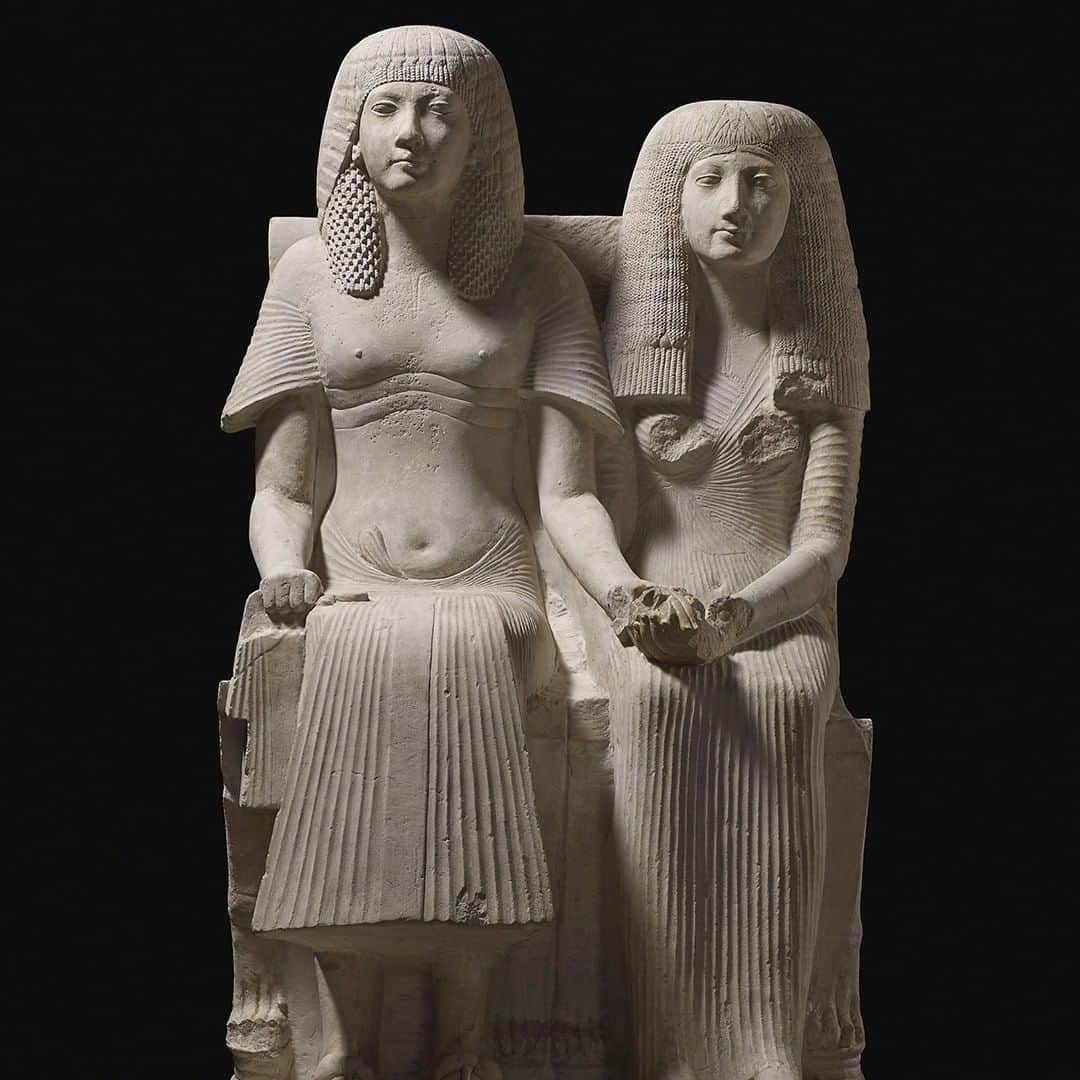 大英博物館のインスタグラム：「💕 Happy #ValentinesDay 💕  To celebrate, we’re sharing love stories from around the world, dating from ancient Egypt right up to the 1960s.   Dating to the 13th century BC, this finely carved statue shows Horemheb, who commanded Egypt’s armed forces under Tutankhamun, and a woman who is thought to be his first wife Amenia. They are shown holding hands – an unusually tender gesture that is unparalleled in Egyptian sculpture.  Head to the link in our bio to find more romance from the great couples of history, including the Ladies of Llangollen, Hadrian and Antinous, and Shiva and Parvati ❤  🔎 Limestone statue of Horemheb and Amenia. Egypt, 1300–1250 BC.   #Valentines #BritishMuseum #AncientEgypt」