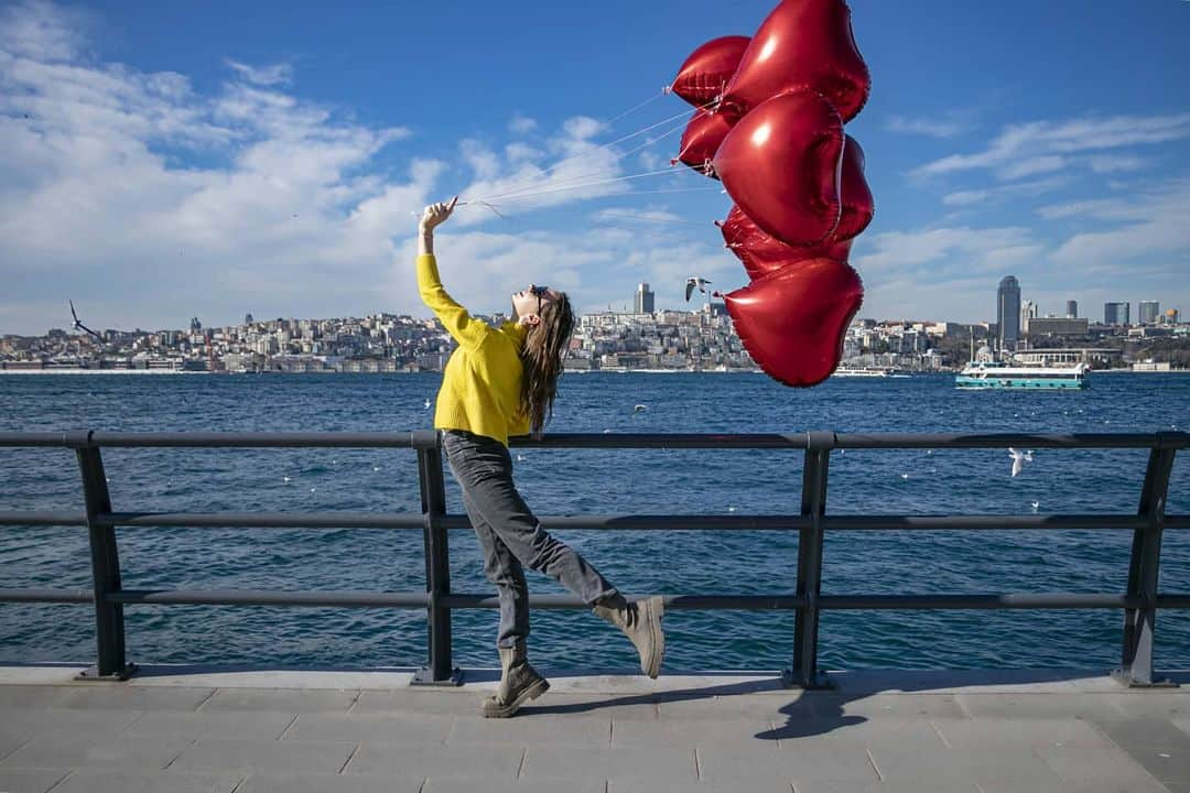 メリティナ・スタニウタさんのインスタグラム写真 - (メリティナ・スタニウタInstagram)「Love ❤ is in the air ! Virtually  in the air . Любовь сильнее страха  ⠀ @cenudiolgaphoto  #valentine #stvalentinesday #love #heart #baloon #bosphorus #istanbul #turkey #melitinastaniouta #girl #loveisintheair」2月14日 20時32分 - melitinastaniouta