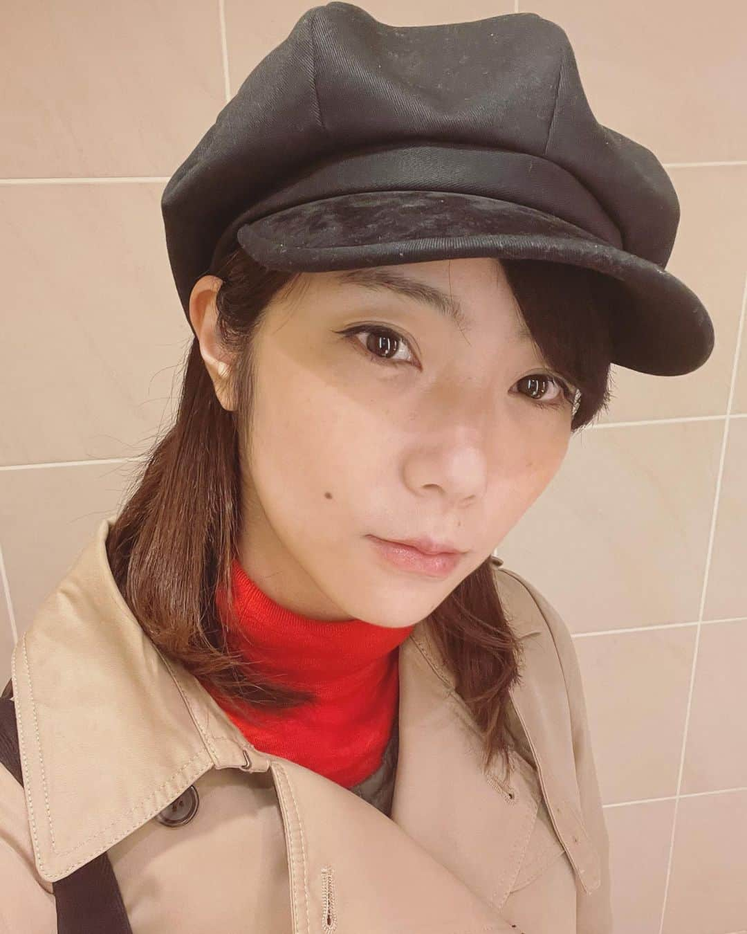 清浦夏実さんのインスタグラム写真 - (清浦夏実Instagram)「おニューのキャスケット！ #ca4la #帽子 #casquette #キャスケット #黒 #新作 #tweedees #清浦夏実 #真顔 #喜んでいる #トレンチコート #タートルネック #johnsmedley #fashion #fashiongram #かわいい #うれしい #ありがとうございます  CA4LAさんから去年展示会で頼んだお帽子が届きました！ゴダール「中国女」を観てキャスケットがずっと欲しかったのです…。つばの生地が違うのがポイントで、深く被っても、少し斜めに被ってもかわいい。サイズが調整出来るのも◎ 近頃髪を伸ばしているので、似合うお帽子が変わってきました。やっぱりおしゃれは楽しい！」2月14日 20時38分 - kiyo_723