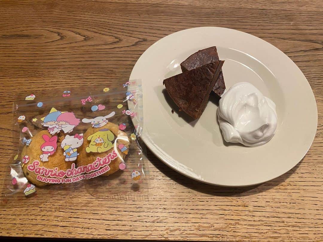 庄司智春さんのインスタグラム写真 - (庄司智春Instagram)「バレンタイン貰えました♡ チョコクッキーは娘 ケーキはミキティ 最高！」2月14日 20時33分 - tomoharushoji
