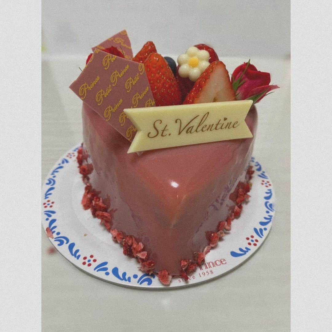 池未来実さんのインスタグラム写真 - (池未来実Instagram)「Happy Valentine🤍 このケーキハート型になってるんですっ みんなチョコ食べた？  #バレンタイン #池未来実 #ケーキ #strawberry」2月14日 20時34分 - iam_kurumi714