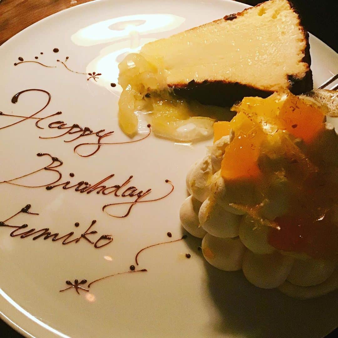 宮崎文子のインスタグラム：「誕生日を祝ってもらいました。  この時期だから当日から少しずらして。。  ほんの数時間しかいられなかったのですが 久しぶりに集まって、 ドレスアップして、 すごく満たされた1日でした。。  当日はいろんな方からメッセージをもらって 本当に嬉しかったです。。  去年1年間はちょっとずつ挑戦してみた一年でした。 今年は自分が目指す女性に近づいていきたいなと思います！  これからもよろしくお願いいたします✨」