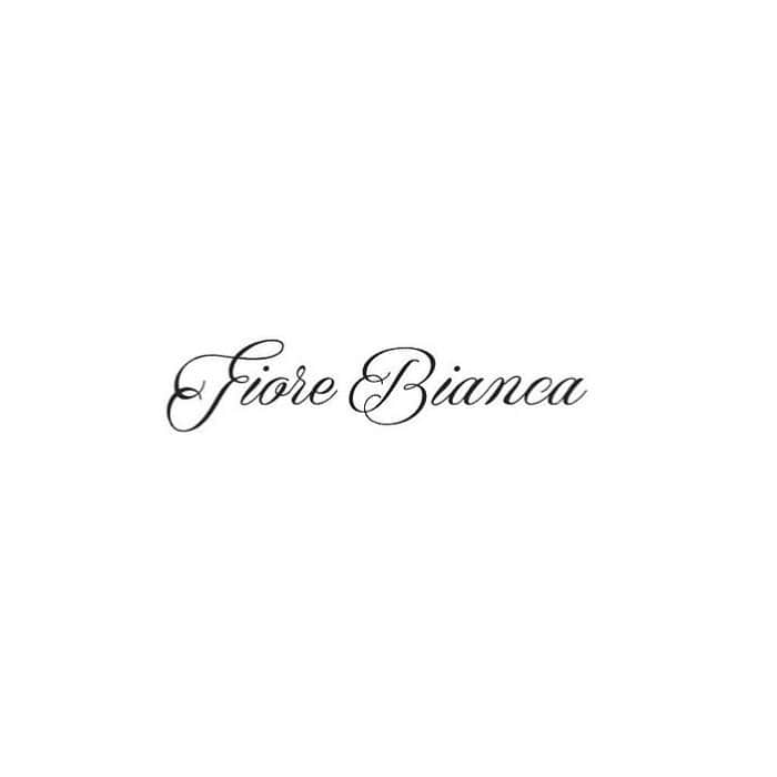 ディアステージつくばフォレストテラスのインスタグラム：「. . @fiorebianca_wedding  . フィオーレビアンカでは、 “Feminine”“Natural”“Elegant”をキーワードに、 信頼のおける海外ブランドアイテムを 一点一点バイヤーがセレクトしています。 . また、ブランド名Fiore Bianca〈=白い花〉を そのまま冠にしたオリジナルレーベルでは、 日本人の体型にフィットするデザイン、  重すぎず着心地のよい素材、丁寧な縫製など、 こちらが求めるクオリティに応えてくれる アトリエを自分たちで探しだし、  納得がいくまでパターンを試作することで、 理想のドレスづくりを叶えています。  . 訪れたすべての人が、 特別な一着と出会えますように。  思いを込めた一点一点をお店に並べ、 お待ちしています。 . .  __________________________________________________ ▽詳細は下記から▽ https://linktr.ee/dearstage プロフィールからもご覧いただけます！ @dearstage  __________________________________________________  #ディアステージつくばフォレストテラス #ディアステージ #ディアステージつくば #dearstage #つくば結婚式場 #結婚式場探し #結婚式場選び #茨城県結婚式場 #茨城花嫁さんと繋がりたい #リゾート好きな人と繋がりたい #2021プレ花嫁 #2021春婚 #2021夏婚 #2021秋婚 #2021冬婚 #ウェディングアイデア #ウェディングドレス #インポートドレス #フィオーレビアンカ #ドレス #カラードレス #dearswedding #プレ花嫁さんと繋がりたい #全国のプレ花嫁さんと繋がりたい #卒花嫁さんと繋がりたい #卒花嫁レポ #式場見学 #プレ花嫁2021 𓂃𓂃𓂃𓇼𓆉𓂃𓂃𓂃𓊝𓄹𓄺𓂃𓂃𓂃𓆉𓇼 𓂃𓂃𓂃」