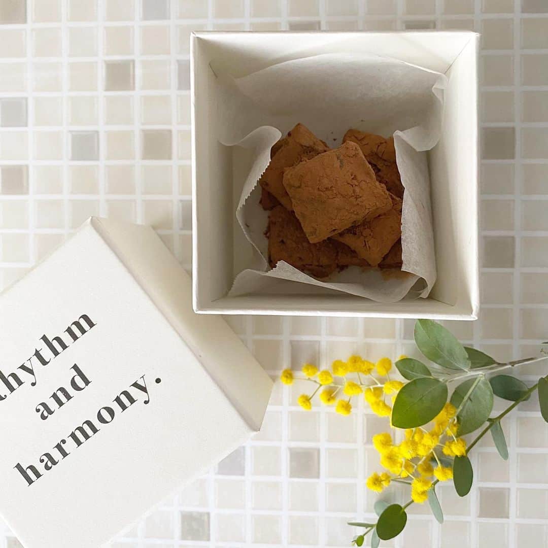 こまけいこのインスタグラム：「バレンタイン。  誰にあげるでもなく。  ただこのBOXを使いたくて。  ダイソーさん。  生チョコレートを作りました。 この箱に入れたいがために。 100円でこれ買えちゃうってすごくない？ しっかりした箱です。 チョコレートは息子にあげましたが、箱は汚さないように返却してもらいました(笑) 皿もピックもダイソーです。  生チョコレートなんて何年ぶりかに作ったのだけど、柔らか過ぎて全然うまく切れなかった。 しかもカカオパウダーまぶしすぎて、むせてた😂  Twitterで流れてくるボンボンショコラの美しさにほぇー💕としながらみんな天才？ってなってました。  チョコレートサラミは娘作。  こちらも誰にあげるでもなく自分用。 甘そう過ぎて食べてない。 写真だけ撮らせてもらいました。  非リア充の我が家。 今日は暖かかったにもかかわらず、冷たい風が吹いてます🌬  #バレンタインデー　#チョコレート　#手作りお菓子　#手作りスイーツ　#100均  #ダイソー　#お金をかけない楽しみ方　#あげる人いない」