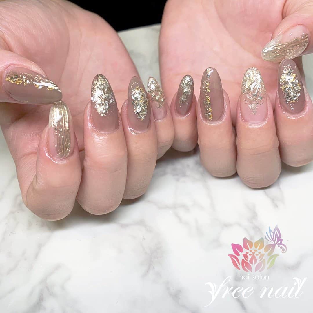 free nail フリーネイルのインスタグラム：「. お客様ネイル💅🏻⛄️ . メタリックニュアンスネイル⚜️✨ . 大人ロング🪐✨ . ご来店ありがとうございました🙇🏻‍♀️🙇🏻‍♀️🙇🏻‍♀️💗 . #ネイルアート #ジェルネイル #ネイルサロン #大阪ネイルサロン #ネイルデザイン #ネイルチェンジ #ニュアンスネイル #メタリックネイル #金箔ネイル #キラキラネイル #グレージュネイル #ベージュネイル #デザインネイル #トレンドネイル #大人ネイル #おしゃれネイル #ロングネイル #冬ネイル #winternails #nailsart #nailsdid #美甲 #日式美甲 #日式美甲胶 #日本美甲师 #日本美甲老师 #美甲上课 #日本胶 #フリーネイル #freenail」