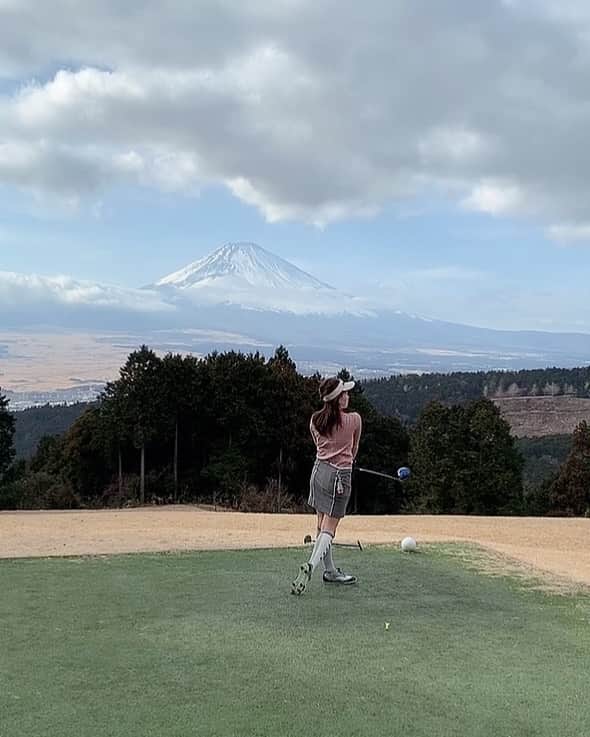 MIHOのインスタグラム：「昨日のコースの❤︎  とにかく富士山きれぃ🥺👏  ドライバーの調子がよくて 気持ちがよかったです🤩 それとも富士山の景色が良くて気持ちよかったのかな？🤤🥺  アプローチがダメだったので アプローチの練習を頑張りたいと思いました🥺 #レンブラントゴルフ倶楽部」