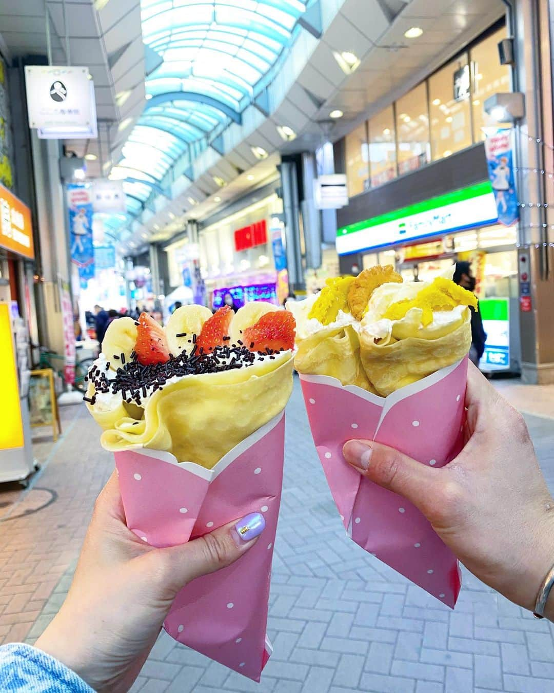 五位渕のぞみさんのインスタグラム写真 - (五位渕のぞみInstagram)「#クレープの店ピエロ 🍦🍭✨🍬💓🧁 ㅤㅤㅤㅤㅤㅤㅤㅤㅤ #大山商店街 にあるクレープ屋さん。 行列が絶えない大人気店なんだって！ ㅤㅤㅤㅤㅤㅤㅤㅤㅤ 一番人気は「生クリームバナナチョコ」😉🌈 私は「生クリームバナナいちごチョコ」にしたよ🍌🍫🥛🍓💖✨✨ ㅤㅤㅤㅤㅤㅤㅤㅤㅤ ㅤㅤㅤㅤㅤㅤㅤㅤㅤ 💚 ピエロ💚 03-3955-0811 東京都板橋区大山町31-5  https://tabelog.com/tokyo/A1322/A132203/13008877/ ㅤㅤㅤㅤㅤㅤㅤㅤ #大山ハッピーロード で 食べ歩き楽しかった😍💕 ㅤㅤㅤㅤㅤㅤㅤㅤㅤ ㅤㅤㅤㅤㅤㅤㅤㅤㅤ ㅤㅤㅤㅤㅤㅤㅤㅤㅤ ㅤㅤㅤㅤㅤㅤㅤㅤㅤ  ㅤㅤㅤㅤㅤㅤㅤㅤㅤ ㅤㅤㅤㅤㅤㅤㅤㅤㅤ ㅤㅤㅤㅤㅤㅤㅤㅤㅤ ㅤㅤㅤㅤㅤㅤㅤㅤㅤ  #クレープ #クレープピエロ #大山 #大山商店街 #大山商店街グルメ #商店街 #食べ歩き #大山グルメ #東京カフェ #tokyocafe #カフェ巡り#cafe #cafe巡り#カフェ好き #カフェ活  #도쿄 #카페 #카페스타그램 #インスタグラマー #インフルエンサー #모델 #クレープ屋さん #クレープ専門店」2月14日 20時42分 - nonnon0319