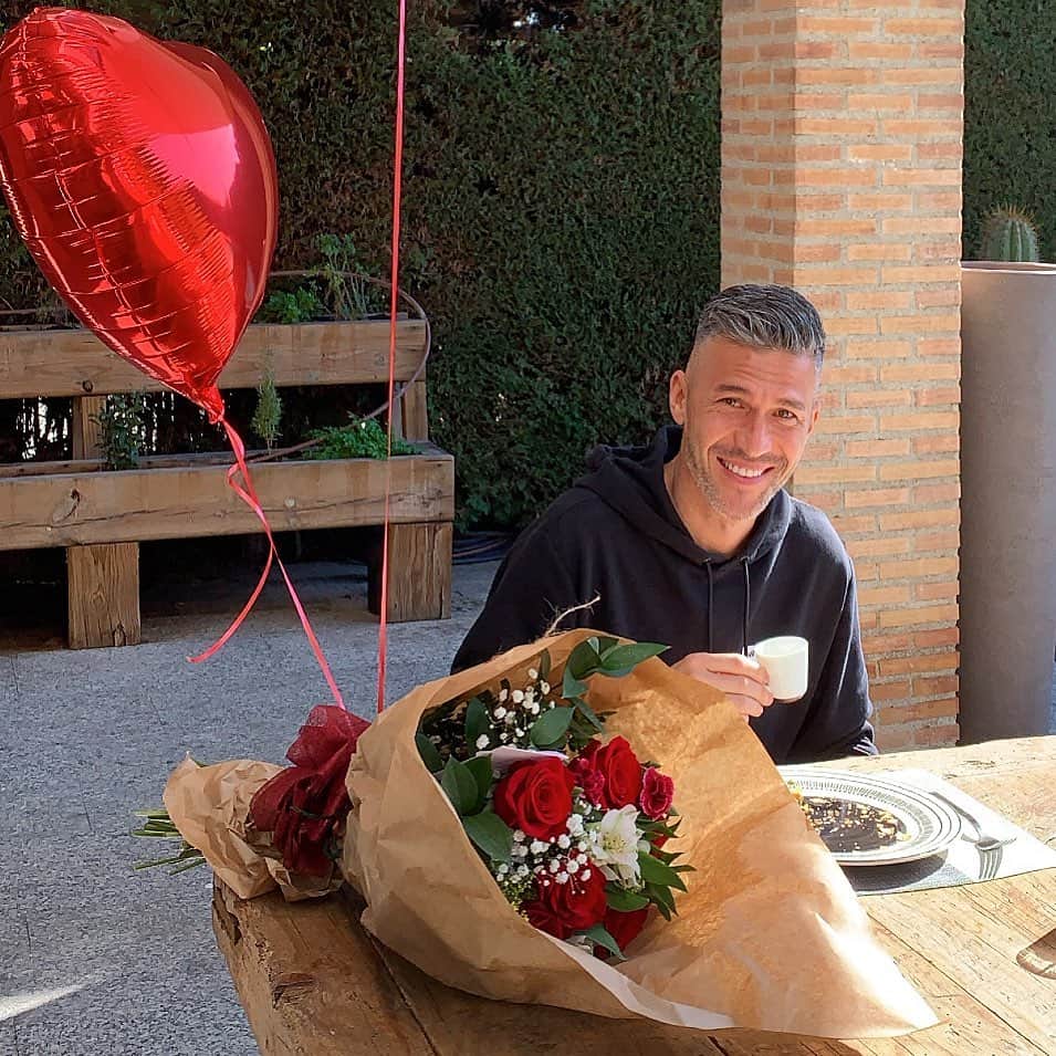 ルイス・ハビエル・ガルシア・サンスのインスタグラム：「Happy Valentines Day to you all !! Yeah, got flowers , so what ?  😌」