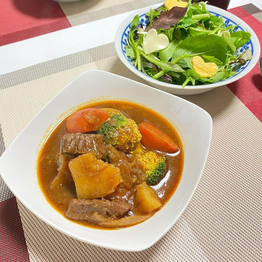 今井美穂さんのインスタグラム写真 - (今井美穂Instagram)「今年のバレンタインディナー🍽✨﻿ ﻿ ビーフシチュー﻿ 甘酒ガトーショコラ﻿ 息子にはお豆腐バナナココアマフィン﻿ ﻿ 中々チャレンジメニューだったけど﻿ ありですね😁👍﻿ ﻿ ブログにレシピのリンク貼ってます😊﻿ ﻿ 息子が完食してくれるのが﻿ 最高に嬉しい瞬間☺️💓﻿ ﻿ 手作り失敗すると怖いので﻿ ちゃんと美味しいやつも購入済みでした😁﻿ ﻿ ﻿ #ブログ更新しました﻿ #インスタトップのリンクから﻿ #2歳﻿ #男の子ママ﻿ #バレンタイン﻿ #ヘルシースイーツ」2月14日 20時45分 - imaimiho1209