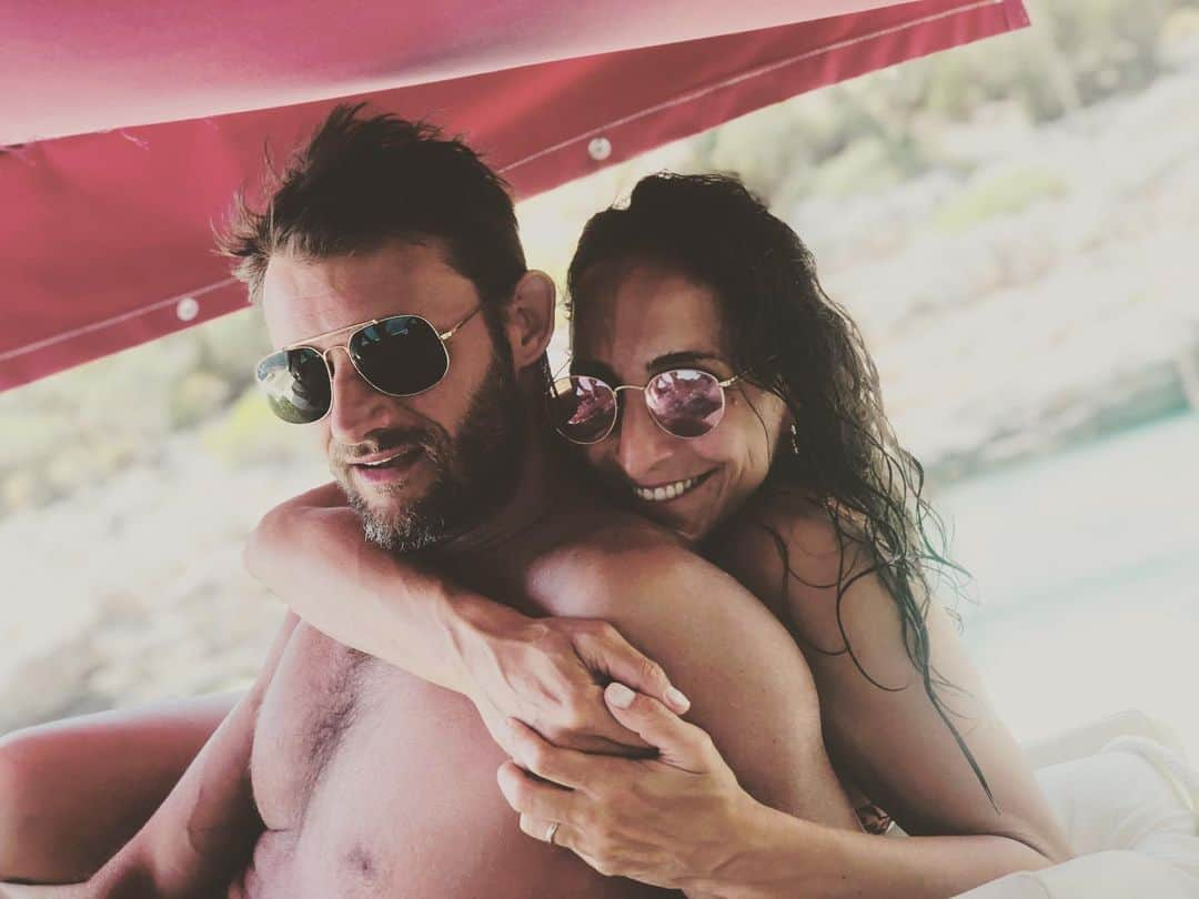 ギョズデ・ソンスルマのインスタグラム：「İyi günde Kötü günde Hastalıkta Sağlıkta... İ love you more and more💙 #happyvalentinesday」