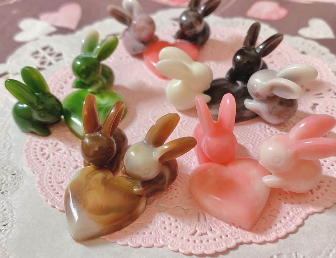 ラン?さんのインスタグラム写真 - (ラン?Instagram)「❤HappyValentine❤ ☆ 2枚目から～ レジンでチョコレート風なうさぎさん作りました🐇❤ 美味しそう(*´▽`*)食べれないけど…。 ☆ #Valentine #バレンタイン  #うさぎ #ネザーランドドワーフ #rabbit #bunny #bunnystagram  #rabbitstagram  #cute  #かわいい #ふわもこ部  #もふもふ  #zip写真部  #アニマル写真部 #instagramjapan #netherlanddwarf #うさぎと暮らす  #うさぎのいる暮らし #癒し #kawaii #ランちゃん  2021.02.14」2月14日 20時45分 - mofumofuusako