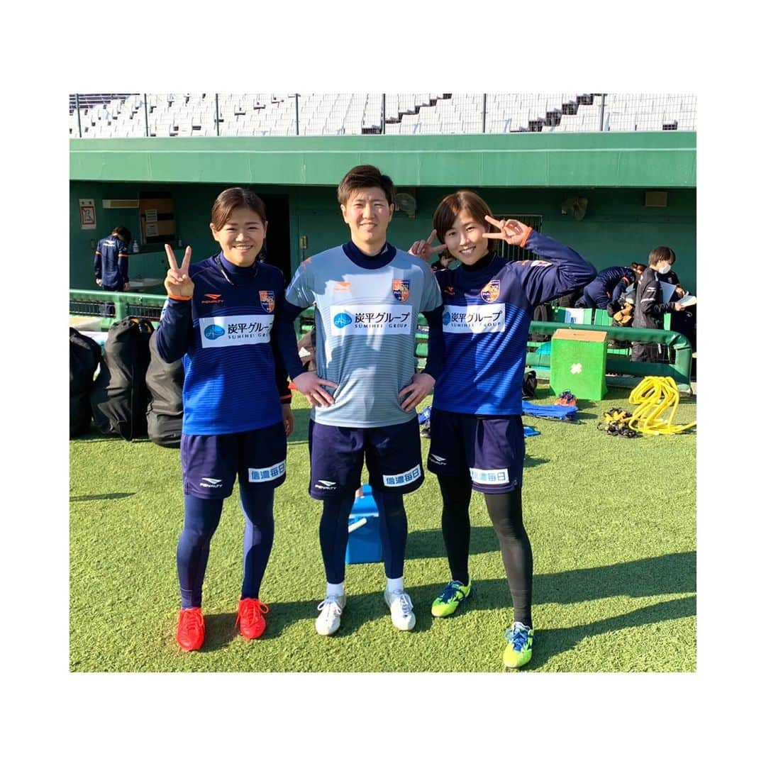 八坂芽依のインスタグラム：「2021-22シーズン始動しました！！ 楽しみたくさん☺️❤️⚽️ みんなで頑張ろう！！！ #頑張ろう長野 #New challenge #長野パルセイロレディース @acnaganoparceiro.official  #五嶋京香 #池ヶ谷夏美 お世話になります❤️❤️」