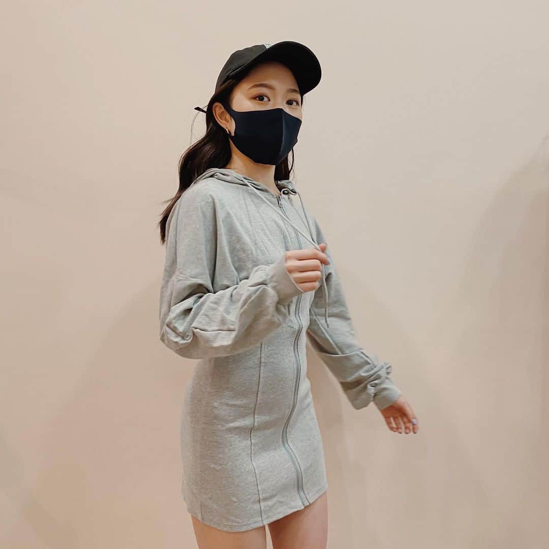 奥野莉瑛子のインスタグラム：「@cutecherry.shop に 新しく春服が入ってくるので 要チェックです🤍🌱 (今月15, 18, 20, 23, 24, 27日おります〜) ・ ・ 人気アイテム即完売💦 ・ #おなかぽっこり #そしてピアスがマスクで潰されてる笑 #韓国服 #韓国レディース服 #mckg2020」