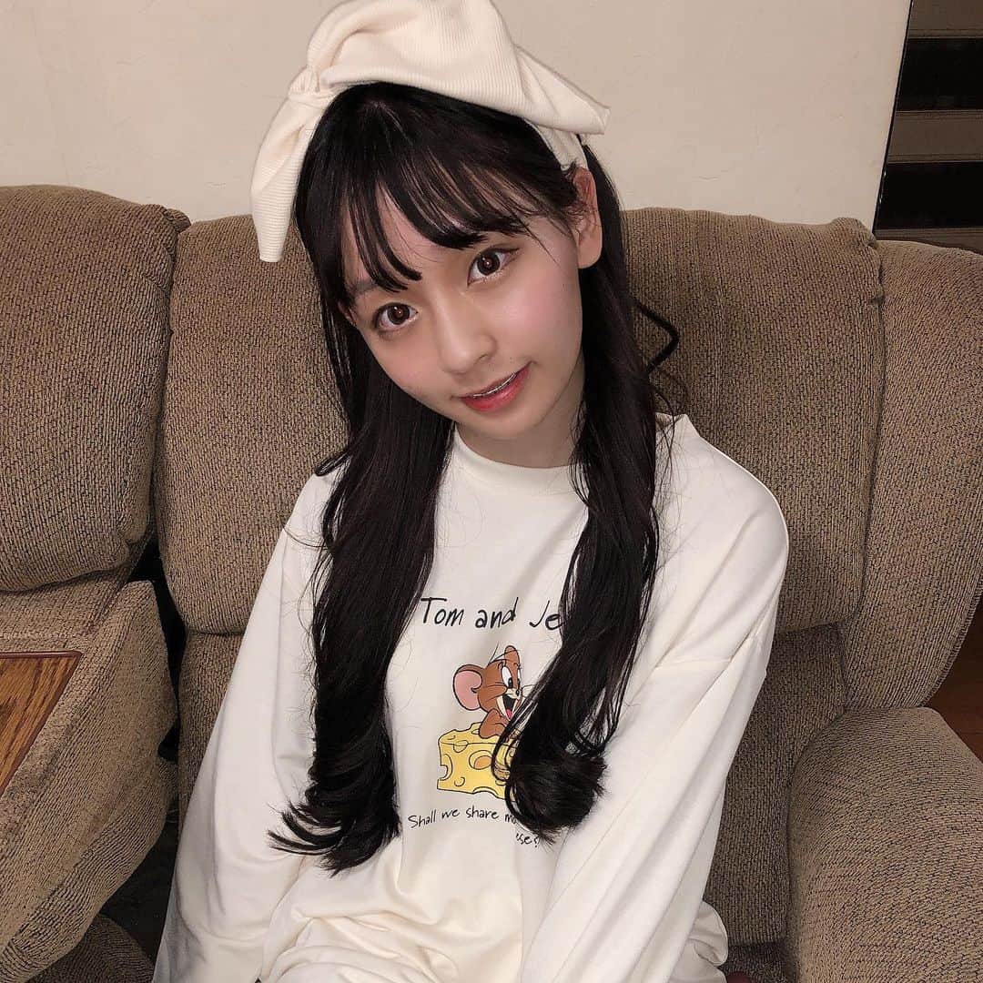 尾野寺みさのインスタグラム：「﻿ ﻿ ﻿ ﻿ みなさんたくさん着てくださったり買ってくださってたりすごく嬉しいです﻿ たくさん写真も撮ってあげさせてもらってるのでTwitterもぜひチェックしてください﻿ みさちゃんがモデルしてるから買いましたって言ってくれる人がすごく嬉しくて、自分の活動で皆様に影響与えられていることが幸せです﻿ ﻿ ﻿ #リリバリ #アイドル #モデル﻿ #ヴィレッジヴァンガード #ルームウェア」