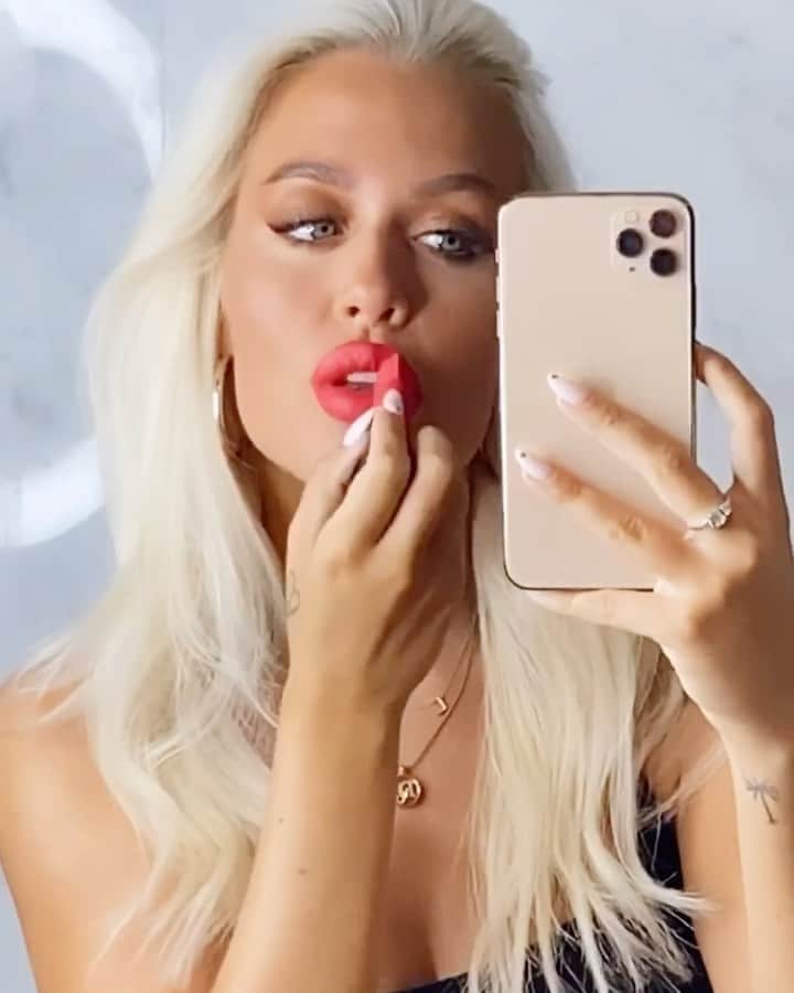 ロッティー・トムリンソンのインスタグラム：「happy v day 💕🥰💕🥰💕 wearing @hudabeauty spring break lip 💋」