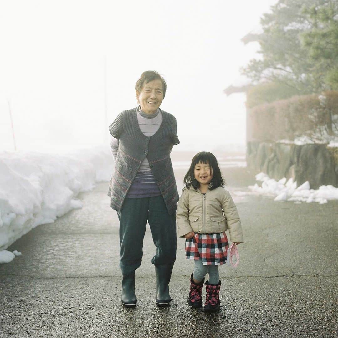 のインスタグラム：「In the fog ・  #hasselblad #film #filmphoto #filmphotography #filmcamera #instagramjapan #instagram #ハッセルブラッド#tokyocameraclub #igersjp #Pics_Film_ #shotonfilm #kodak #kodakportra400 #kodakfilm #lifewithkodak #kodakprofessional #madewithkodak  #inspiredwithhasselblad #grandmother #filmphotomag」