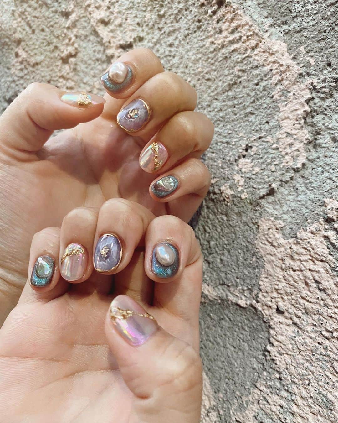 SEIKAのインスタグラム：「💅﻿ ﻿ 久しぶりのnail🥺❣️❣️❣️﻿ めっちゃお気に入り〜🙌﻿ ﻿ すごいご丁寧にやってくれたし﻿ なによりもやりたいこと全部やってくれた☺️﻿ 2枚目は加工なし🤳かわいい色〜☺️﻿ ﻿ 📍 laughl﻿   ﻿@yokoman さんありがとうございました❤️ ﻿ ﻿ #ニュアンスネイル #マグネットネイル #オーロラネイル #ミラーネイル #nail #大理石ネイル #ジェルネイル #ネイル #nails #instanails #instanail #instagram #instafollow #instagood #instalike #nailstagram #ネイルデザイン #ネイルデザイン2021 #デザインネイル #春ネイル　#ラメネイル #ゴールドネイル #広尾 #手書きデザイン #springnail #footnail #naildesign﻿」