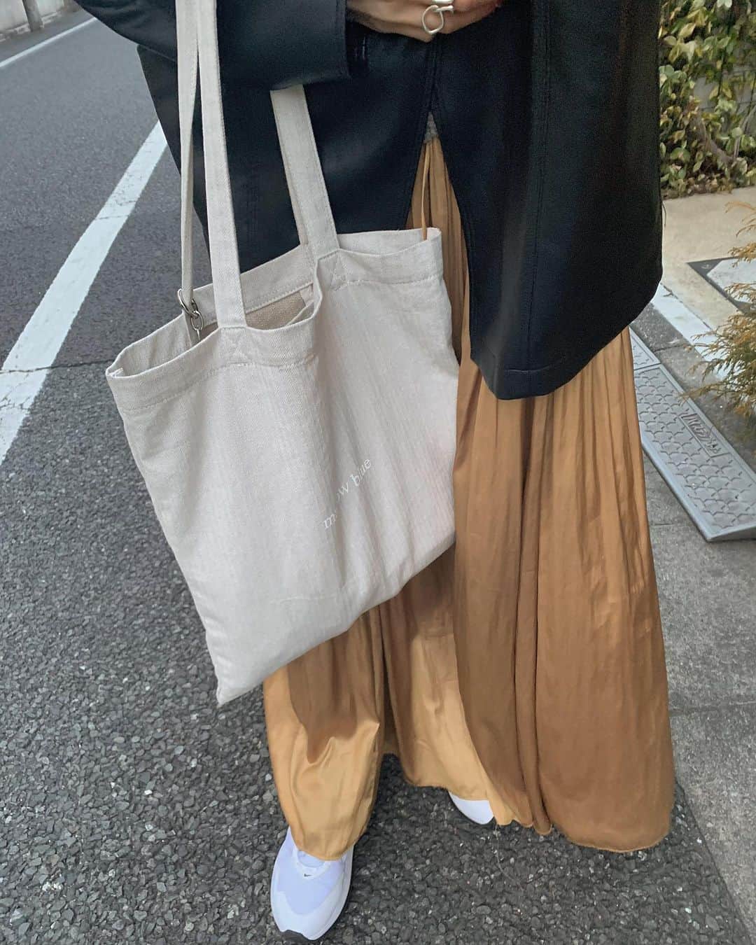 佐藤里緒菜のインスタグラム：「_ @mallowblue_official  2月下旬にローンチされる 女性のためのメンタルヘルスブランド  さっと着用できるワンピースに絞った 最初のラインナップの撮影に 参加させていただきました🌿  レモンを加えることでブルーからピンクに 色が変わるマロウブルーというハーブティー。  elegant as blue cool as lemon feminine as pink  公開が楽しみです🌝  #mallowblue #マロウブルー #エコバッグ」