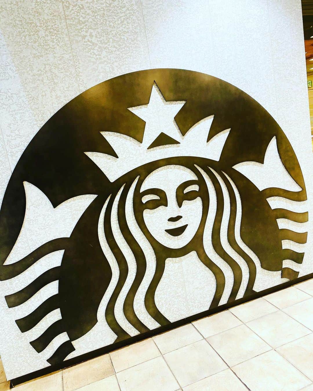 大越かず江さんのインスタグラム写真 - (大越かず江Instagram)「✨Starbucks coffee✨  この黒のスタバマークに惹かれて撮った1枚📸✨  なんかとってもオシャレですよね？！  ✨✨✨✨✨✨✨✨✨✨✨✨✨✨✨  ✨ Starbucks coffee ✨  One shot that I was attracted to by this black Starbucks mark 📸✨  It's really fashionable, isn't it？！  ✨✨✨✨✨✨✨✨✨✨✨✨✨✨✨  #スターバックスコーヒー  #starbuckscoffee  #オシャレ  #コーヒー好きな人と繋がりたい  #スタバ好きな人と繋がりたい」2月14日 20時52分 - bluemoonseasky