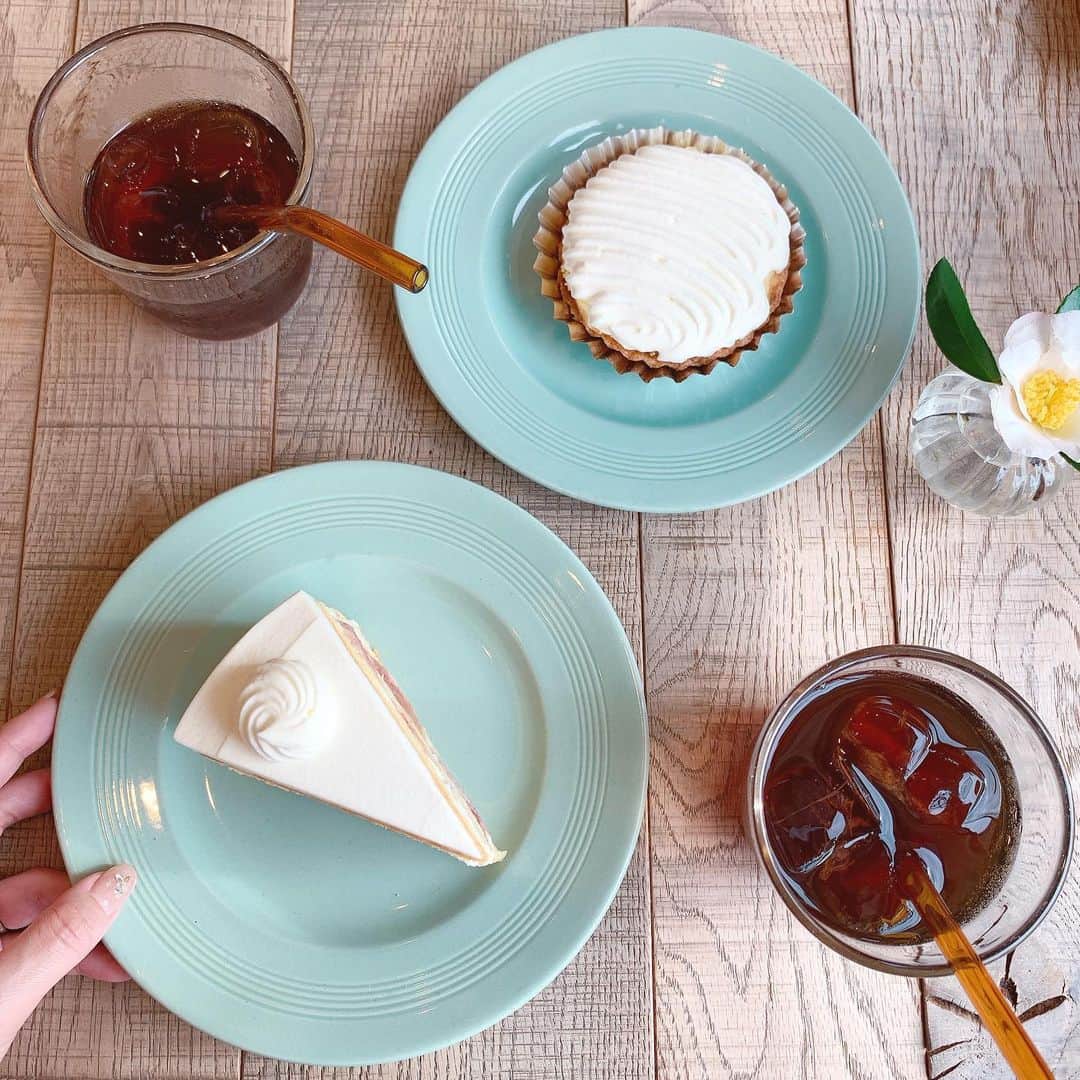愛内みさのインスタグラム：「☕️ 去年の鎌倉散歩の時の🌷 どれも美味しそうで可愛いお店にたどり着きました♡ 次行った時は限定で食べれなかったホールケーキ食べたい☺️🎂 ・ #pomponcakes #鎌倉カフェ #鎌倉グルメ」