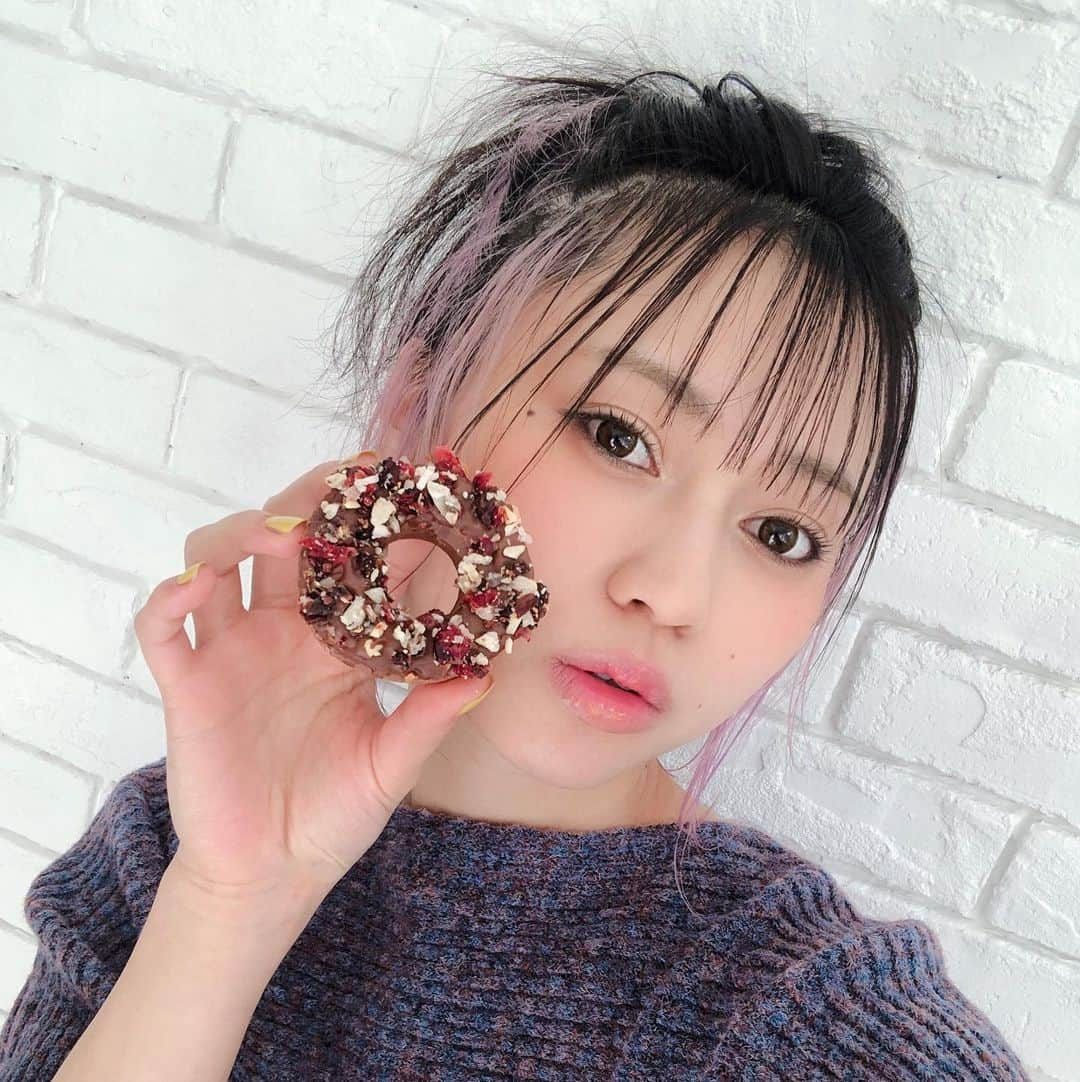 西山野園美さんのインスタグラム写真 - (西山野園美Instagram)「#ハッピーバレンタイン 🍫❤️🍫  今日はとある撮影でした( ˘ω˘ ) いろんな格好、いろんなヘアメイクして、新しい自分を見たような気がした撮影でした…  髪型やメイクでこんなに人が変わるのかと…びっくらこいたよ〜〜〜 今日いっぱい自撮りしたからいろんなところにいっぱい載せちゃうー！  撮ってもらった写真たちマジでエモエモで超良いから、情報解禁した際には絶対にチェックしてほしいです👶  今年のバレンタインは、チョコレート焼きドーナツを3種類作って大好きなスタッフさんたちに配りました！ 喜んでもらえて嬉しかった〜！♡♡」2月14日 21時03分 - nozoccho