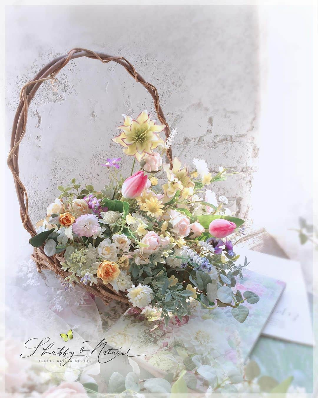 Shabby & Naturelさんのインスタグラム写真 - (Shabby & NaturelInstagram)「今日はValentine's Day。 でも、、、 昨夜の地震でそんなうきうき気分はどこかに飛んでいってしまいました。 ・ 被害にあわれた方に本当に心からお見舞い申し上げます。 ・ 少し離れた東京でも、 前を思い出してとても怖かったくらいだから、近くの方はいかほどばかりか。 考えると胸が締め付けられます。 ・ これ以上の被害がありませんように！！！ 心から祈ります！ ・ ・ ・ 今日の Valentine's Day には、春爛漫の、この素敵な花かごの写真！と思っていました。 ちょっと、ざわざわする心を一瞬でぱっと明るくしてくれる素敵な花かご。 生徒様の作品です。 ・ #sn大きな花かご ・ 人生にはいろんなことがつきものではあるけれど、 それは承知しているけれど、  どうか綺麗なものを心から綺麗と感激できて、 素敵なものに安心してワクワクできる時間が、みんなに訪れますように！ ・ ・ ・ #シャビーアンドナチュラル #シャビーアンドナチュラル認定校 ・ #flowerarrangement#shabbychic#シャビーシック #アレンジメント #フラワーアレンジメント#フラワー #アーティフィシャルフラワー#ナチュラル #シャビーアンドナチュラル#シャビナチュ#フラワーデザイン#リース @mm_branding_design」2月14日 21時04分 - shabby_naturel