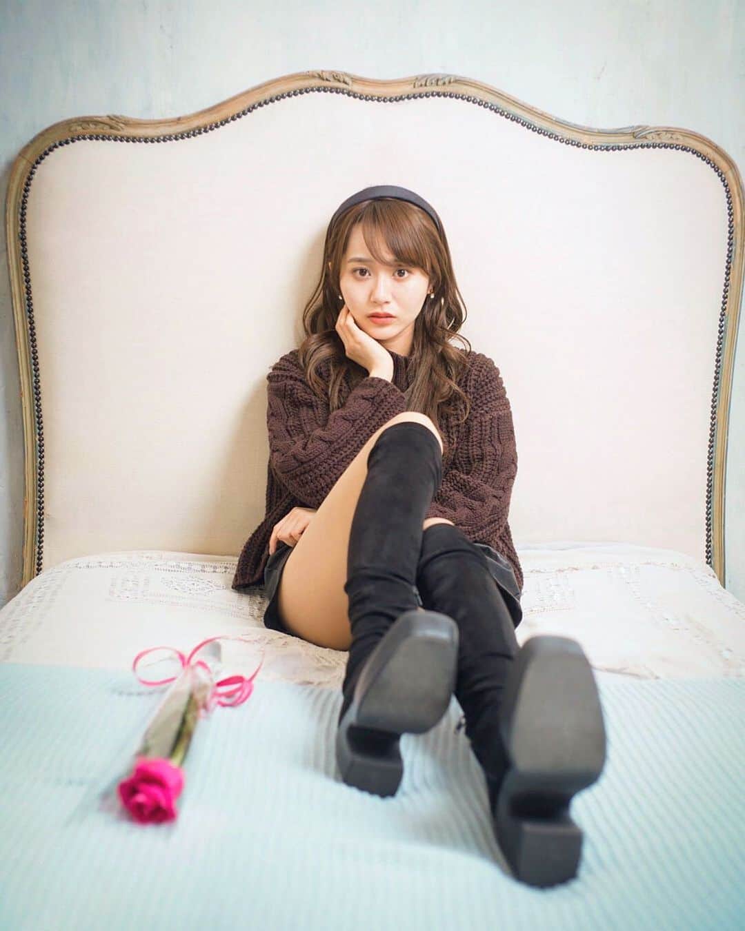 渡邊麻衣のインスタグラム：「.  Happy Valentine🍫  #バレンタイン #バレンタインデー #チョコレート #チョコ #ニット #バレンタインチョコ #カチューシャ #撮影会 #撮影モデル #ポートレート」