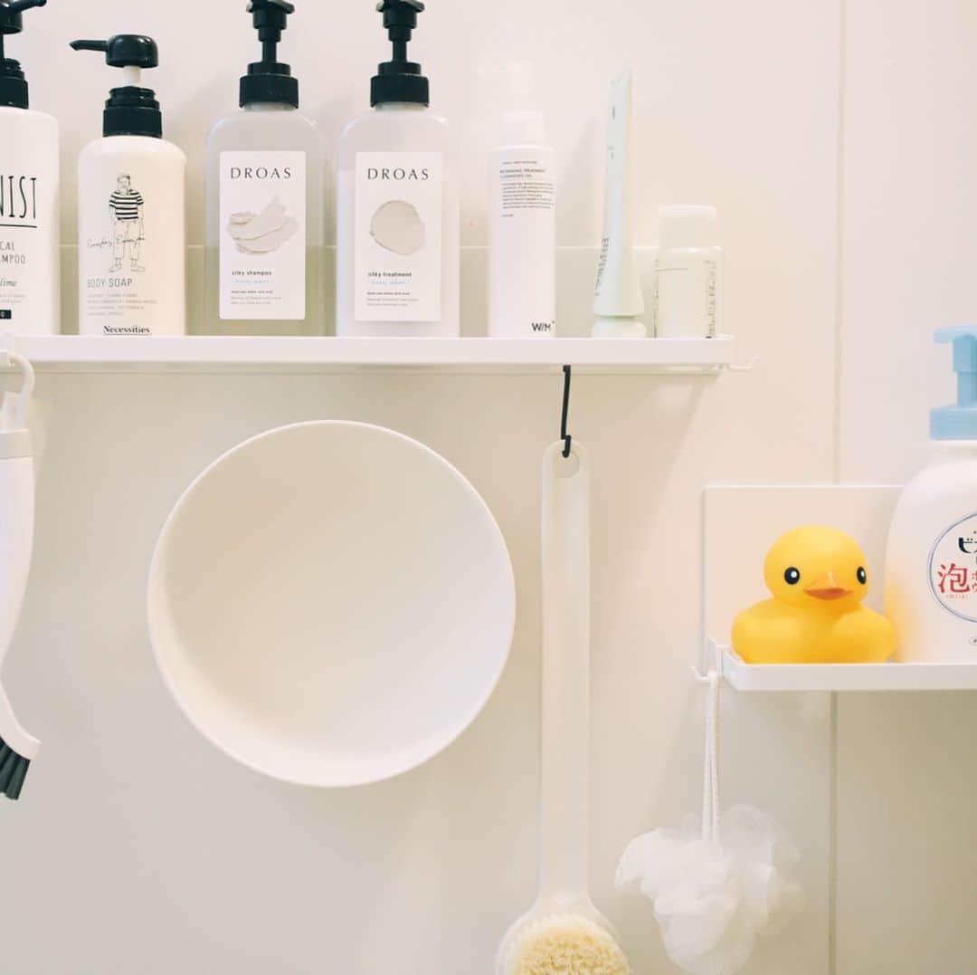 きなこのインスタグラム：「我が家のお風呂と洗面所🛁 狭い空間を有効活用できるように吊るしたり貼り付けたり色々工夫して使ってます。 お月様みたいに浴室の壁に付いてる◯は、マグネットで壁にくっつく洗面器。浴室もすっきり、衛生的に使えて気に入ってます☺︎  ラックも水がたまらずぬるぬるを防げるマグネットタイプを壁にぺたり。シャンプーやボディソープをプッシュしてもびくともしなくて丈夫。息子のシャンプーなどは手の届きやすい高さに。おもちゃは吊るすタイプのラックで干すように収納してます👦  お風呂まわりのアイテム、roomに載せてます☺︎ → @kinako_710」