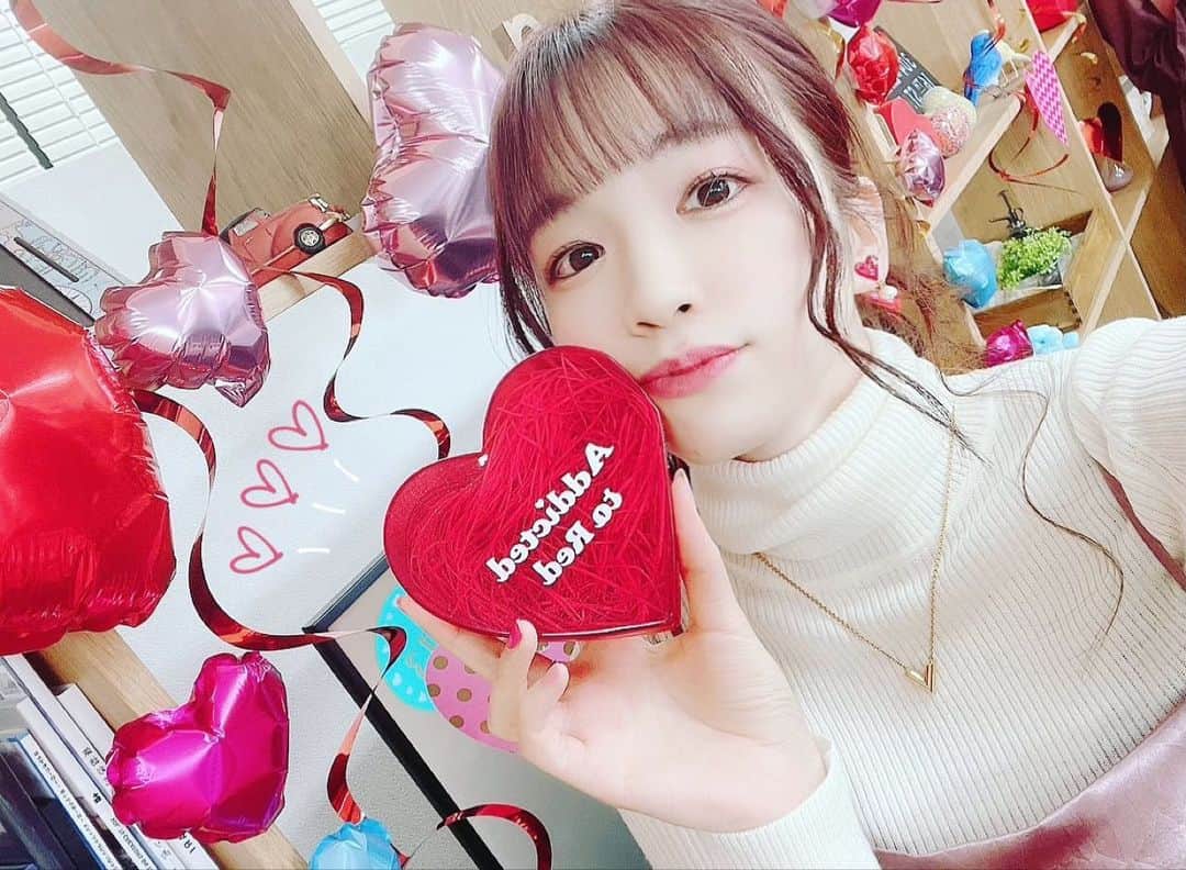 諏訪彩花のインスタグラム：「2/14.はぴばれ💝💋ですね！  そんなわたしは、ここ一週間チョコ買いすぎて毎日食べてたら、にきび出来ちゃいました☺️笑 止められなかった。。。。泣❣️」