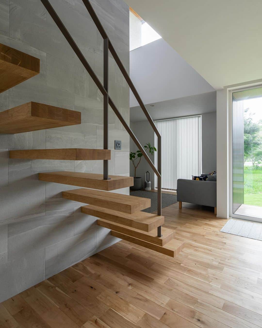 ルポハウス一級建築士事務所さんのインスタグラム写真 - (ルポハウス一級建築士事務所Instagram)「・ ・ ・ 美しいオブジェのような片持ち階段｡ ・ ストーンのクールな壁面に木目の温かさがプラスされ、吹き抜け空間のアクセントに｡ ・ ・ ・ 𓐌𓐌𓐌𓐌𓐌𓐌𓐌𓐌𓐌𓐌𓐌𓐌𓐌𓐌𓐌𓐌𓐌𓐌  ルポハウスの施工事例はこちらまで☞ @reposhouse  𓐌𓐌𓐌𓐌𓐌𓐌𓐌𓐌𓐌𓐌𓐌𓐌𓐌𓐌𓐌𓐌𓐌𓐌 #ルポハウス は#ちょっとかっこいい家 を"友人のために" という思いでつくっています。 一生に一度の#マイホーム。 「あなたにしかできない」×「ルポハウスだからできる」で、 私たちだけの#家づくり を思いっきり楽しんでみませんか？！ ・ ・ ・ #注文住宅 #新築一戸建て #デザイナーズ住宅  #一級建築士事務所 #設計事務所 #滋賀県の設計事務所 #myhome #instahouse #design #instahome #myhouseidea #スキップフロア #無垢床 #ナラ床 #チーク天井 #ユーティリティールーム #エコカラット #エコカラットプラス #ストーングレース #ダイケン健やかおもて #銀鼠色  #吹き抜けリビング #リビングインテリア #方持ち階段」2月14日 20時59分 - reposhouse